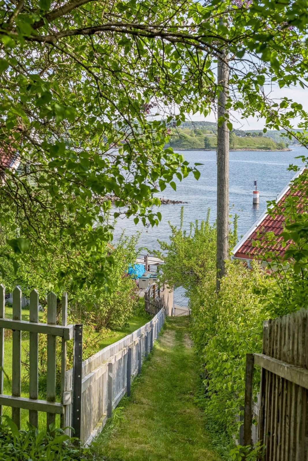 Egen privat sti fra hagen ned til eget område på stranden. Galleribilde