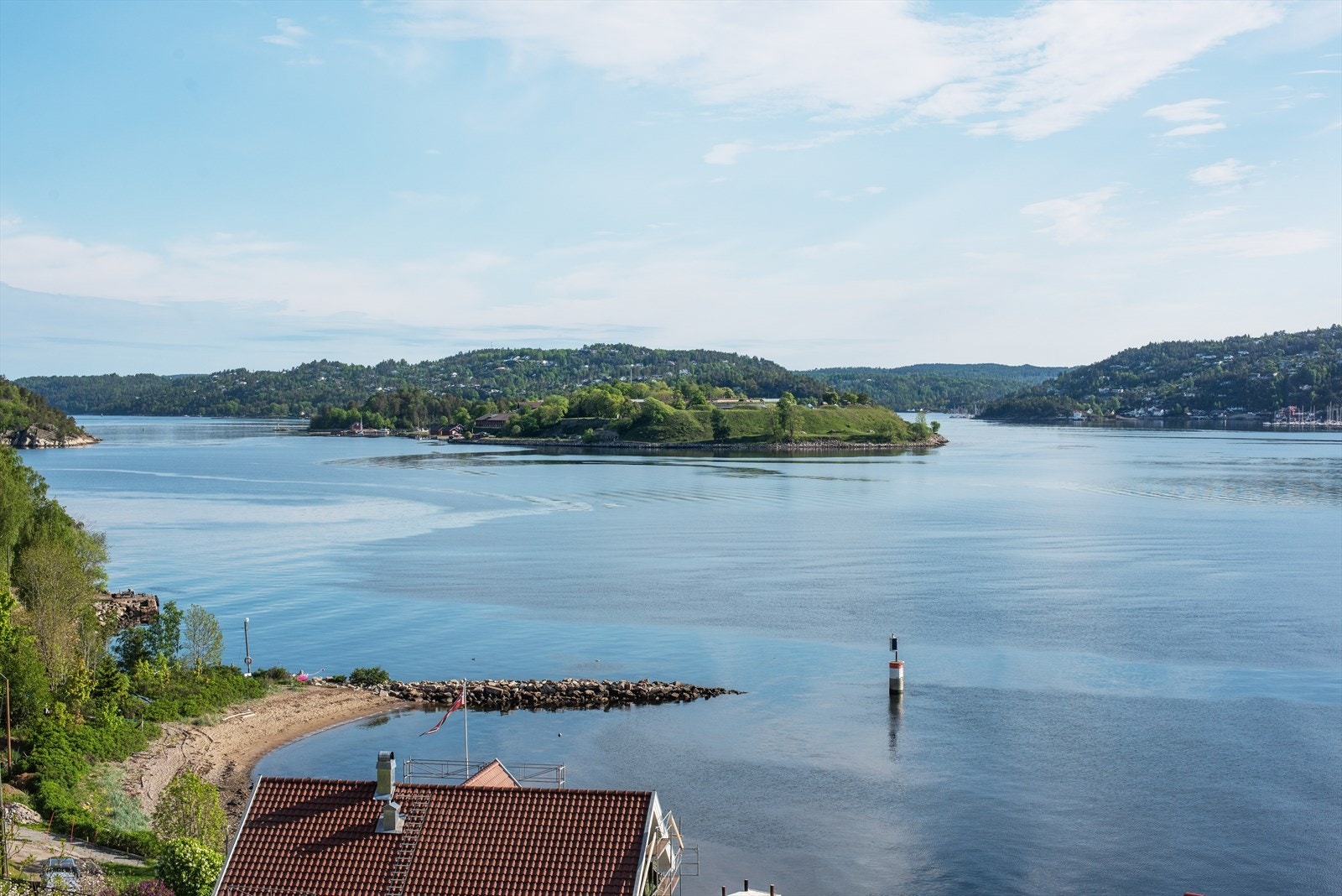 Utsikt fra boligen: Oskarsborg rett frem. Sanspollen ligger inn til venstre. Galleribilde