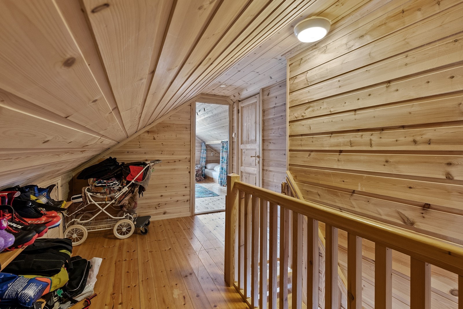 Bra med bortsettingsplass i gangen - videre inn til soverom. Galleribilde