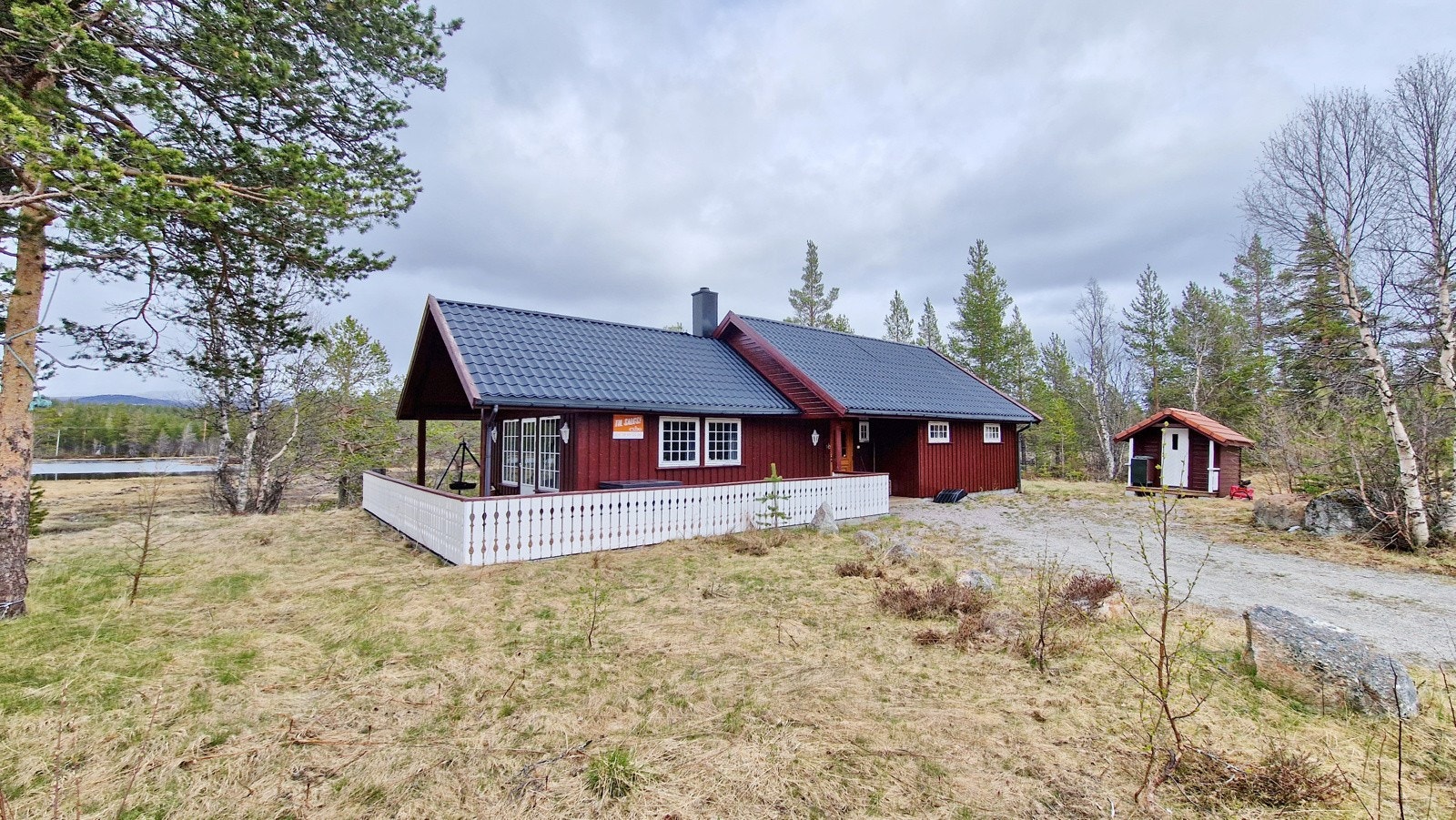 Hytten ligger usjenert til på tomten - solrike uteplasser. Galleribilde