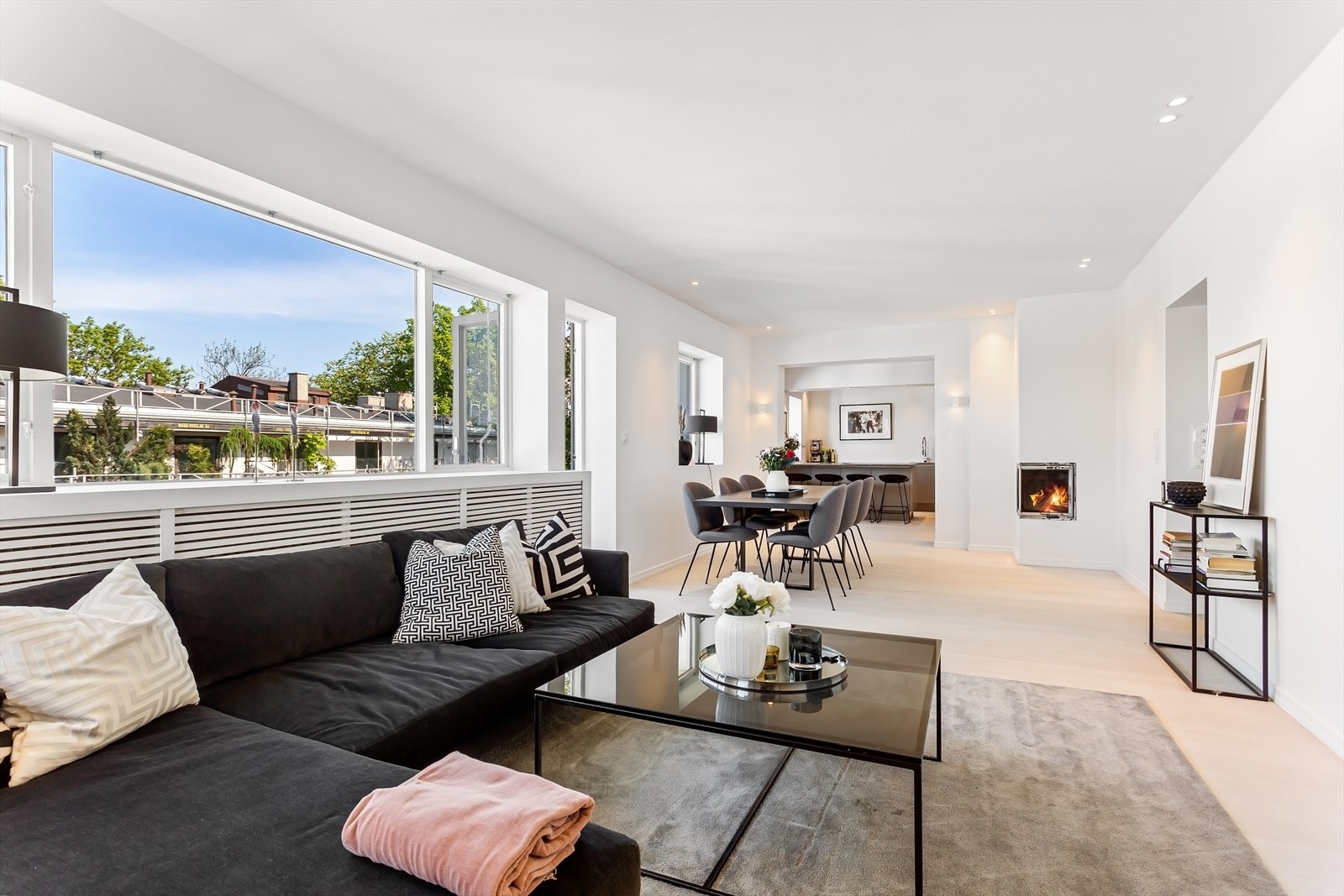 Store rom med store vindusflater som gir mye lys. Galleribilde