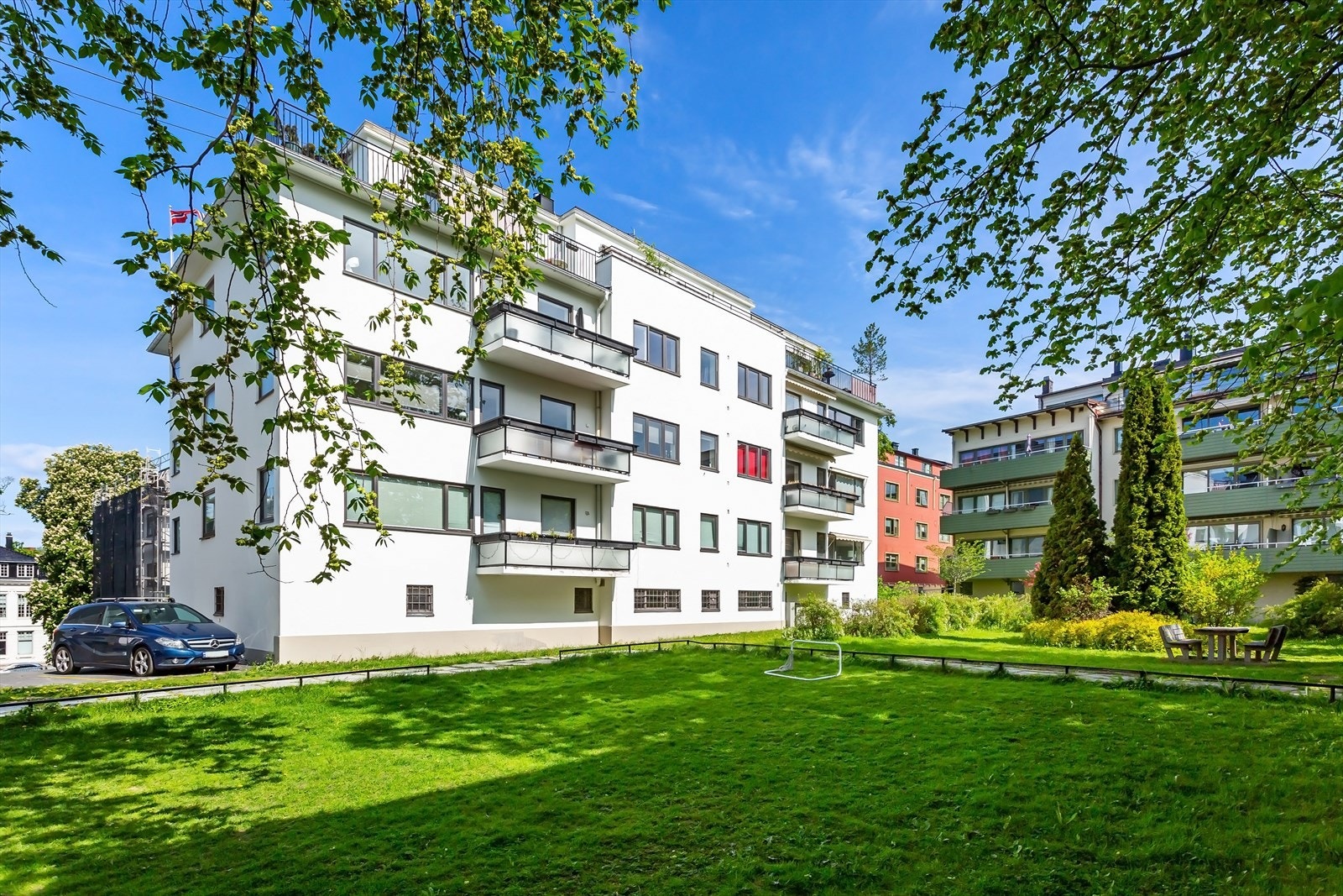 Eiendommen har en super beliggenhet i flott funkisgård på Frogner. Galleribilde