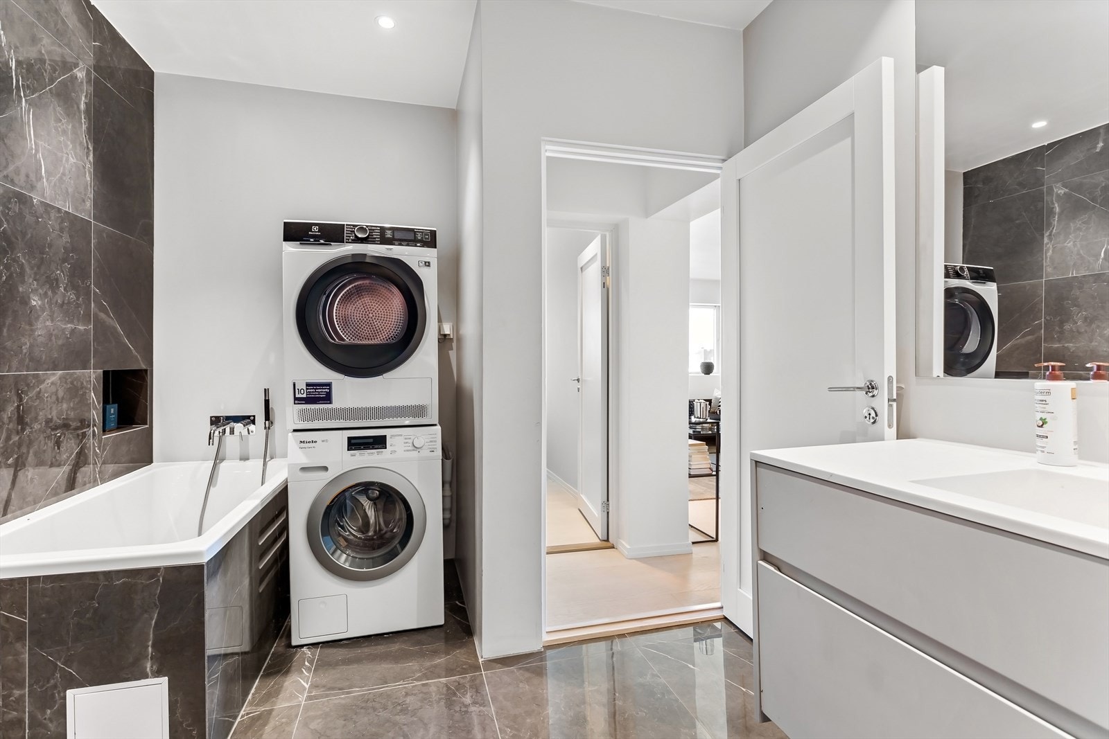 Badet har opplegg for vaskemaskin og tørketrommel. Galleribilde