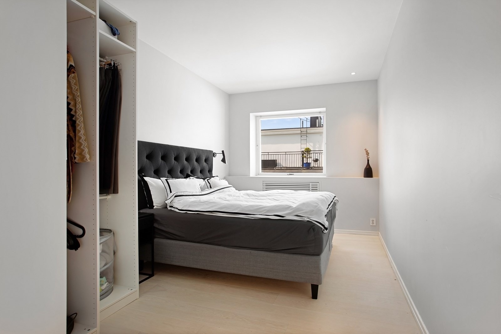 Hovedsoverom med plass til dobbeltseng og garderobe. Galleribilde
