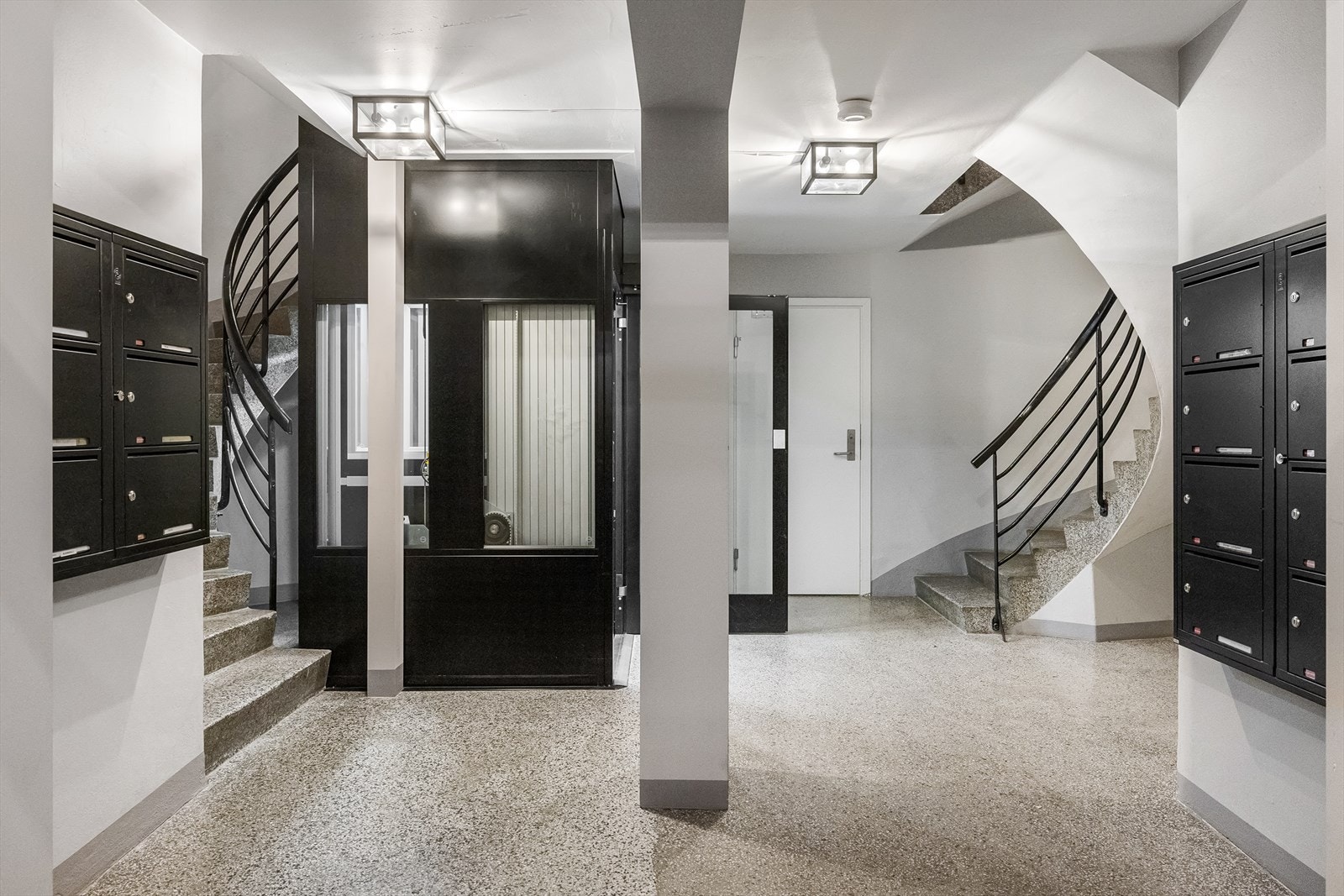 Velholdte fellesområdet med trappeløp og heis. Galleribilde
