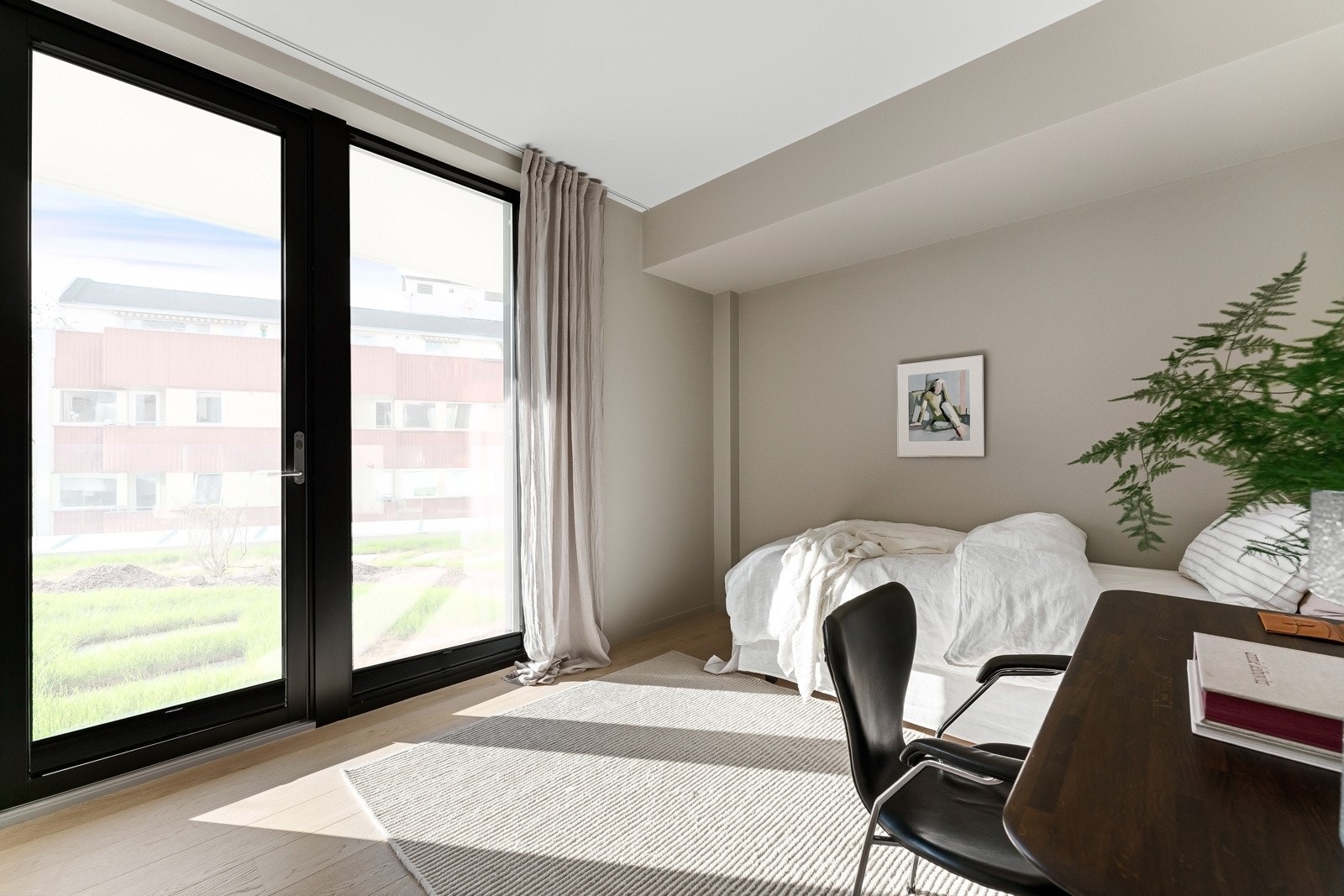 Leiligheten har to vakre soverom med enstavs parkett, dus farge på vegger og oppbevaringsplass i skyvedørsgarderober. Galleribilde