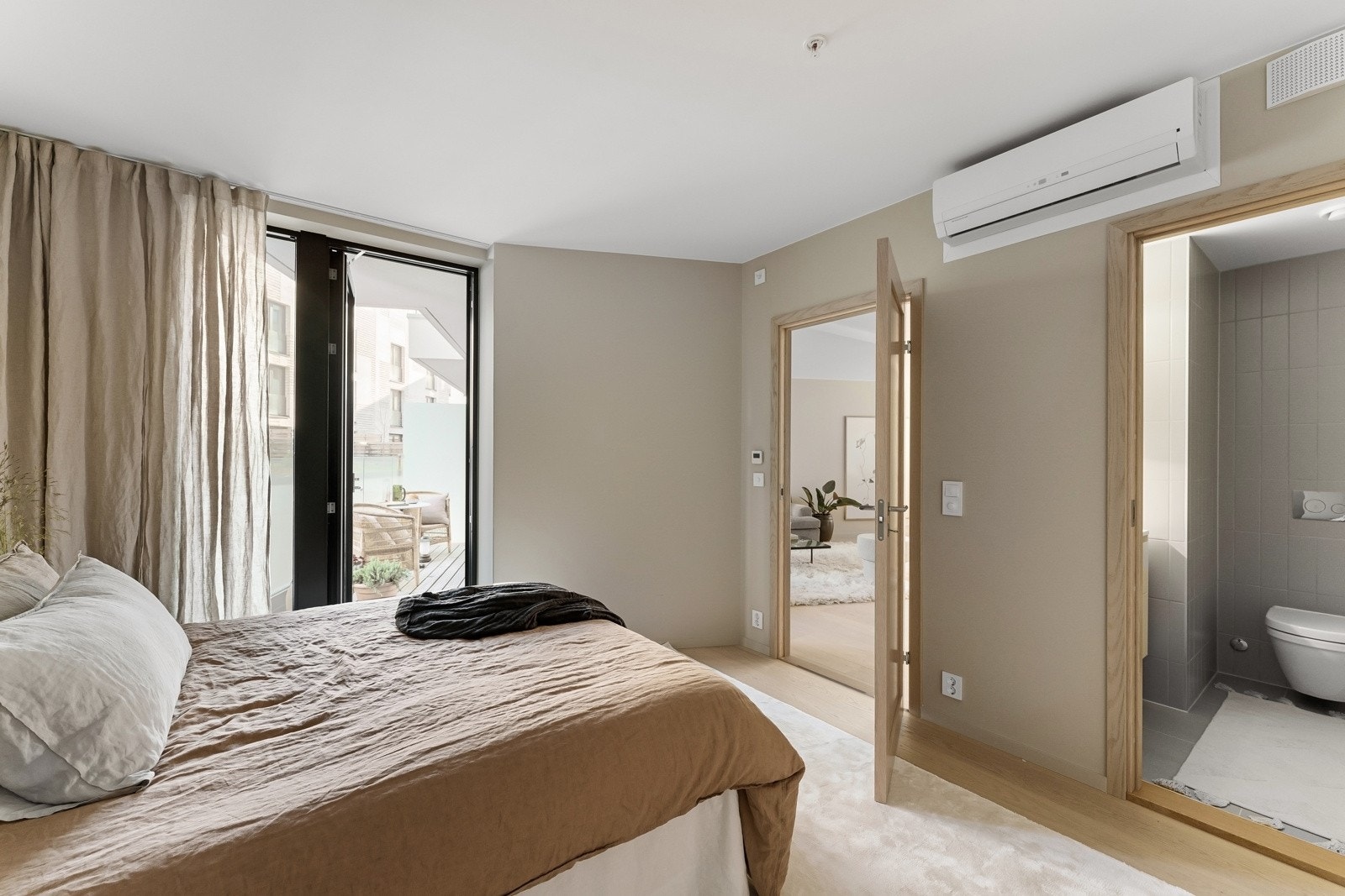 Hovedsoverommet ligger i suiteløsning med et delikat bad. Galleribilde