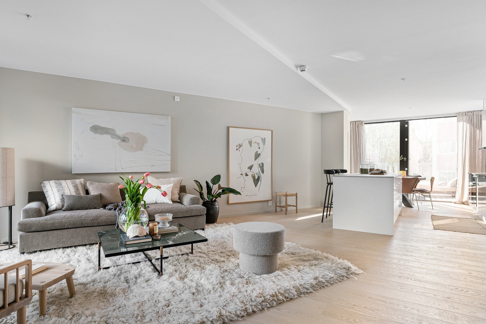 Et flott hjem med gjennomgående planløsning, god standard og funksjonell, tidløs stil. Galleribilde