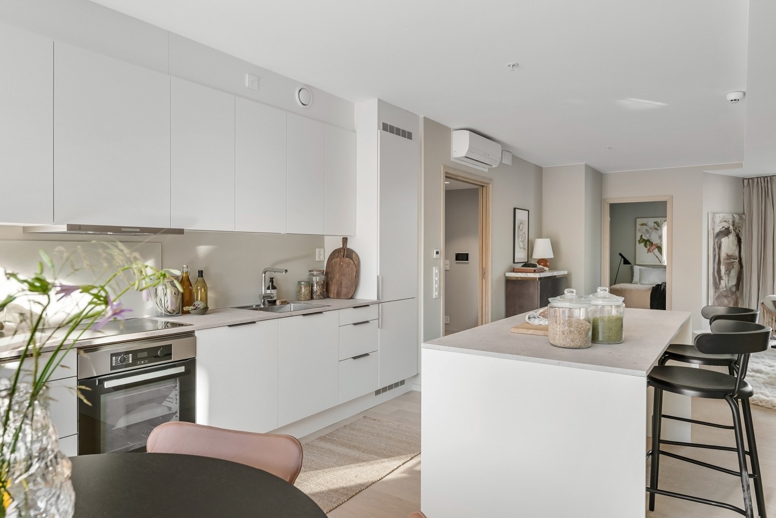 Her er det også en flott kjøkkenøy som gir både spiseplass, gode arbeidsflate og godt med oppbevaringsmuligheter. Galleribilde