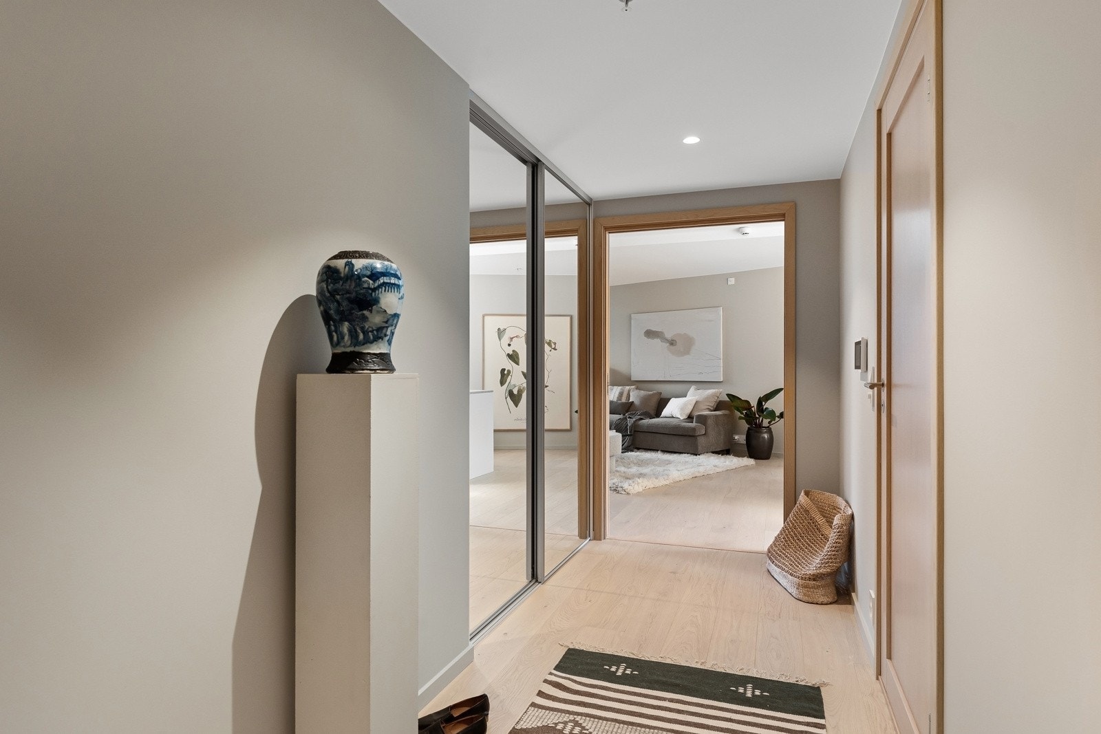 I en nisje er det montert skyvedørsgarderober med speilfronter, noe som gjør det enkelt å holde rommet fritt for klær og sko. Galleribilde