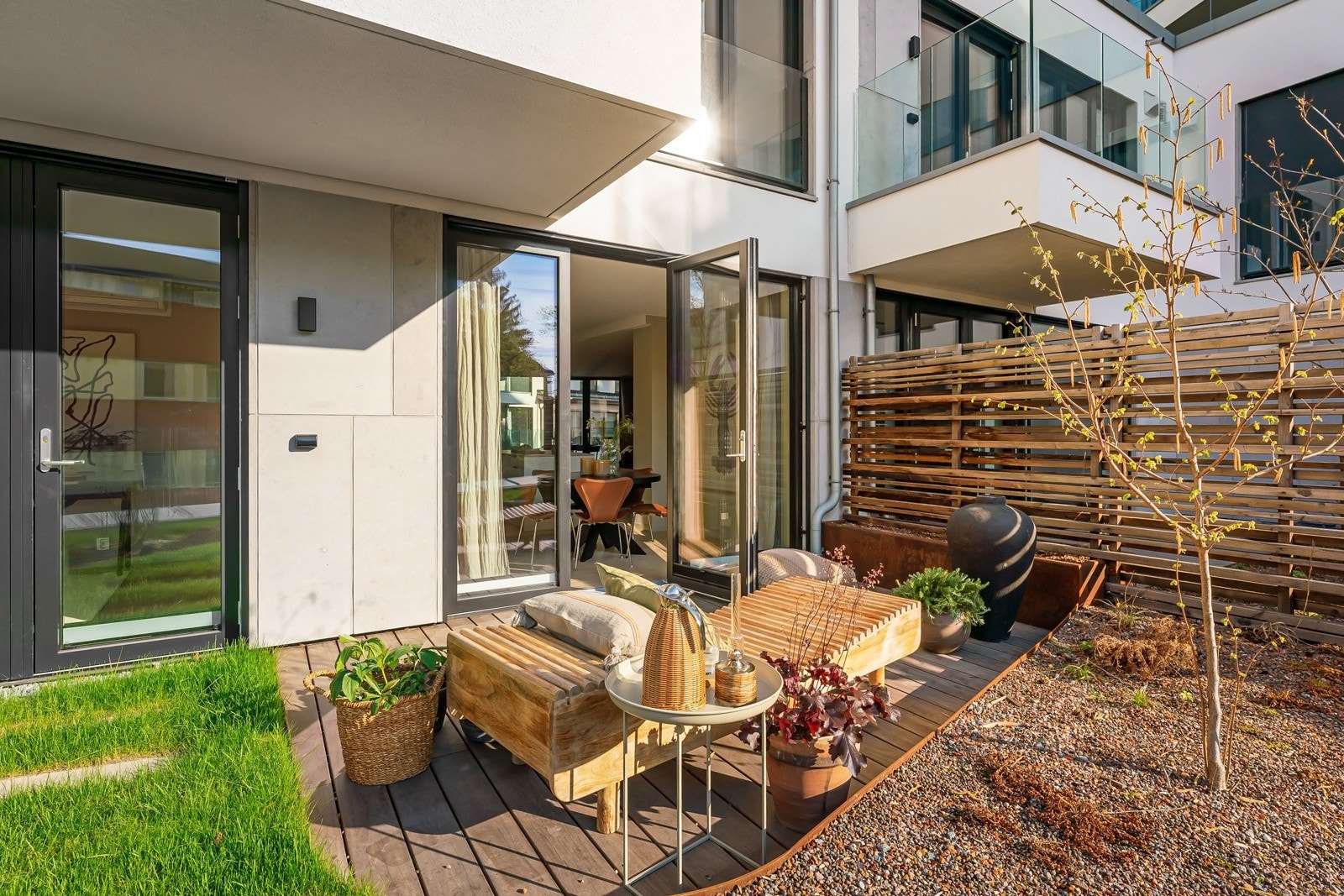 Terrassen er på ca. 11 kvm med overbygg og terrassebord på dekke. Galleribilde