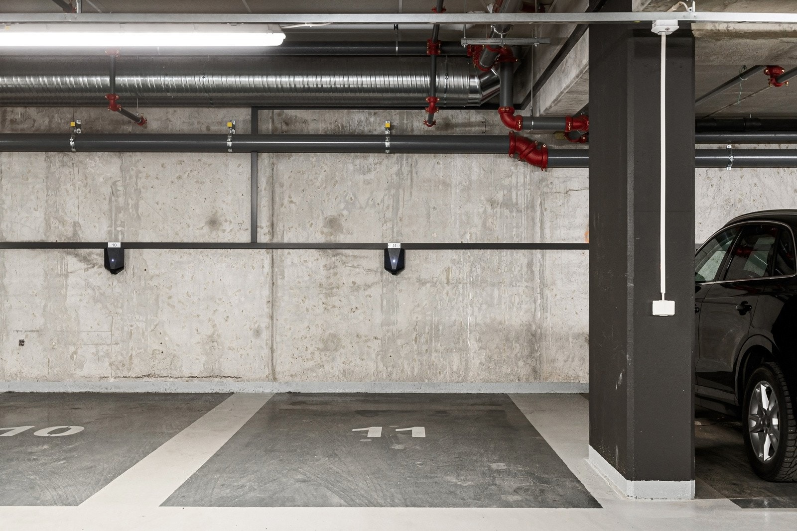 Leiligheten har tinglyst bruksrett til en parkeringsplass i felles garasjekjeller (plass 11). Det er montert el-billader på plassen. Galleribilde