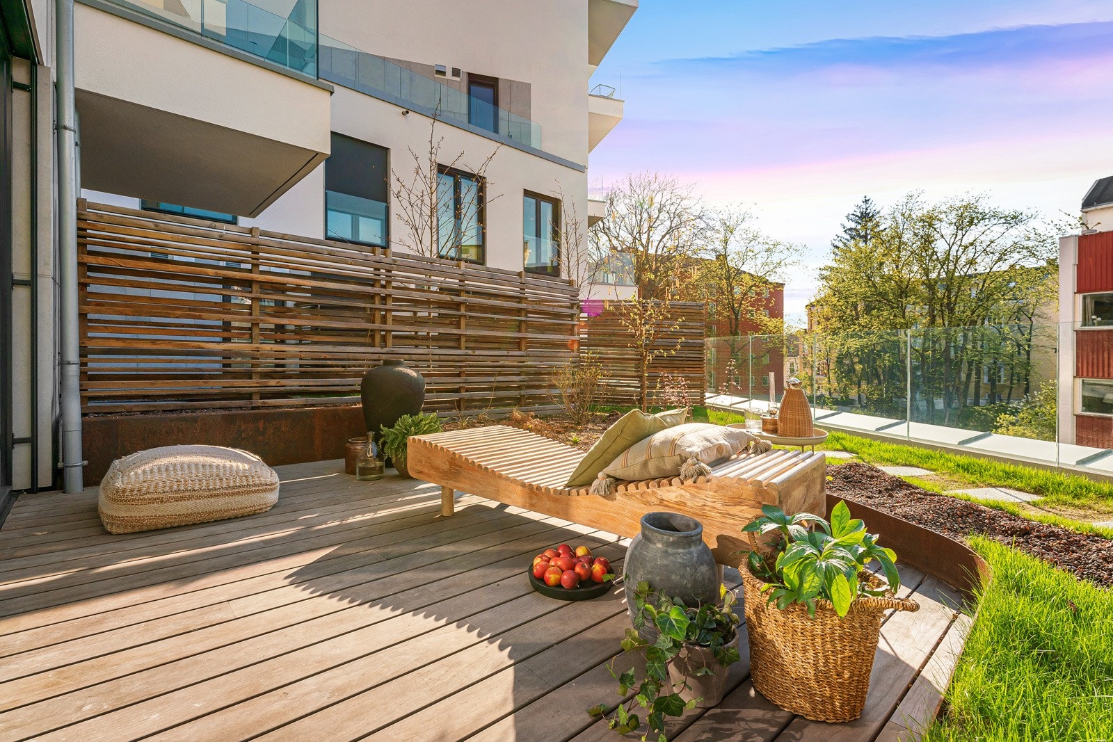 Fra kjøkkenet og soverom 2 er det utgang til en flott privat terrasse/takhage. Galleribilde