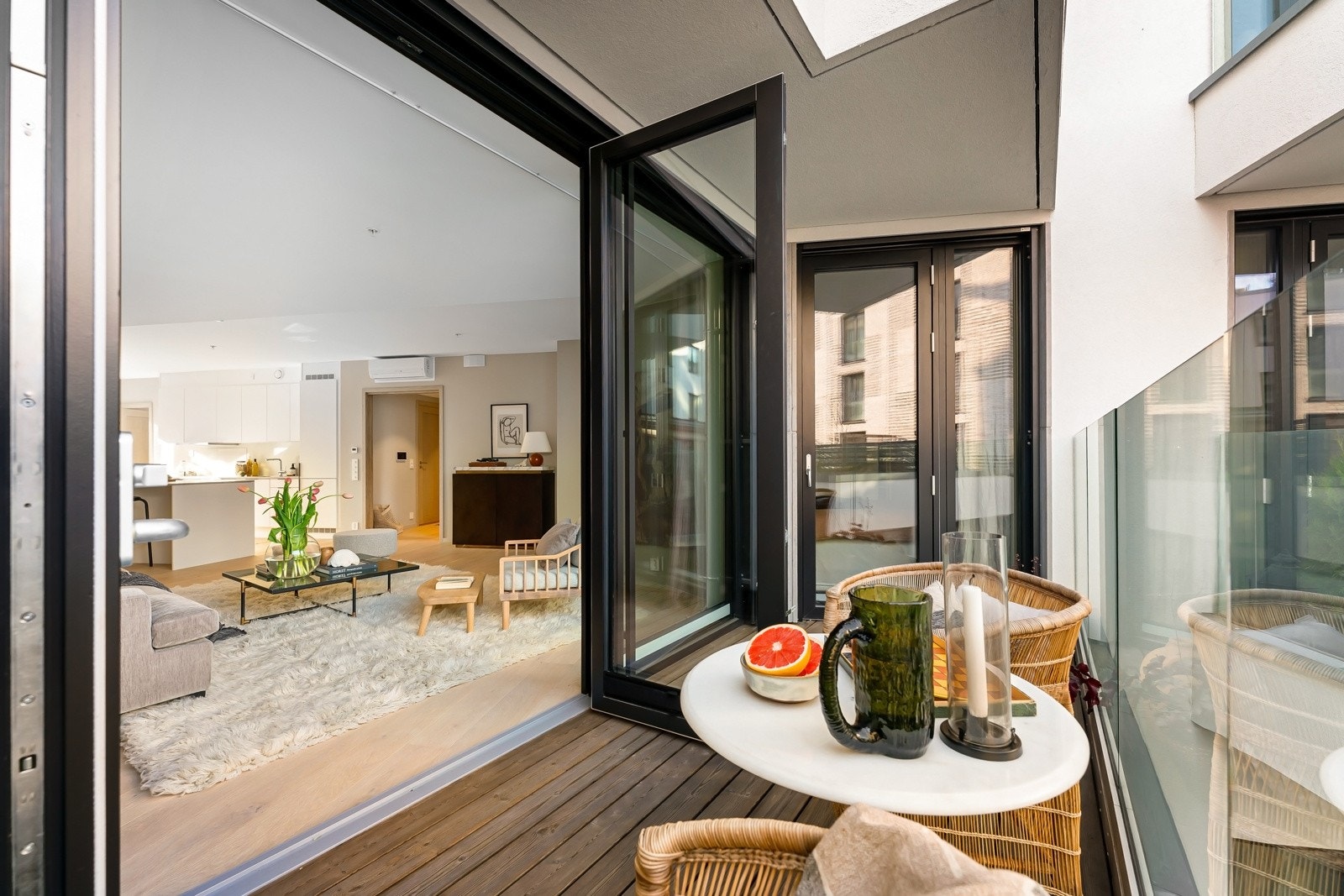 Fra både stuen og hovedsoverommet er det utgang til balkong på ca. 8,6 kvm. Galleribilde