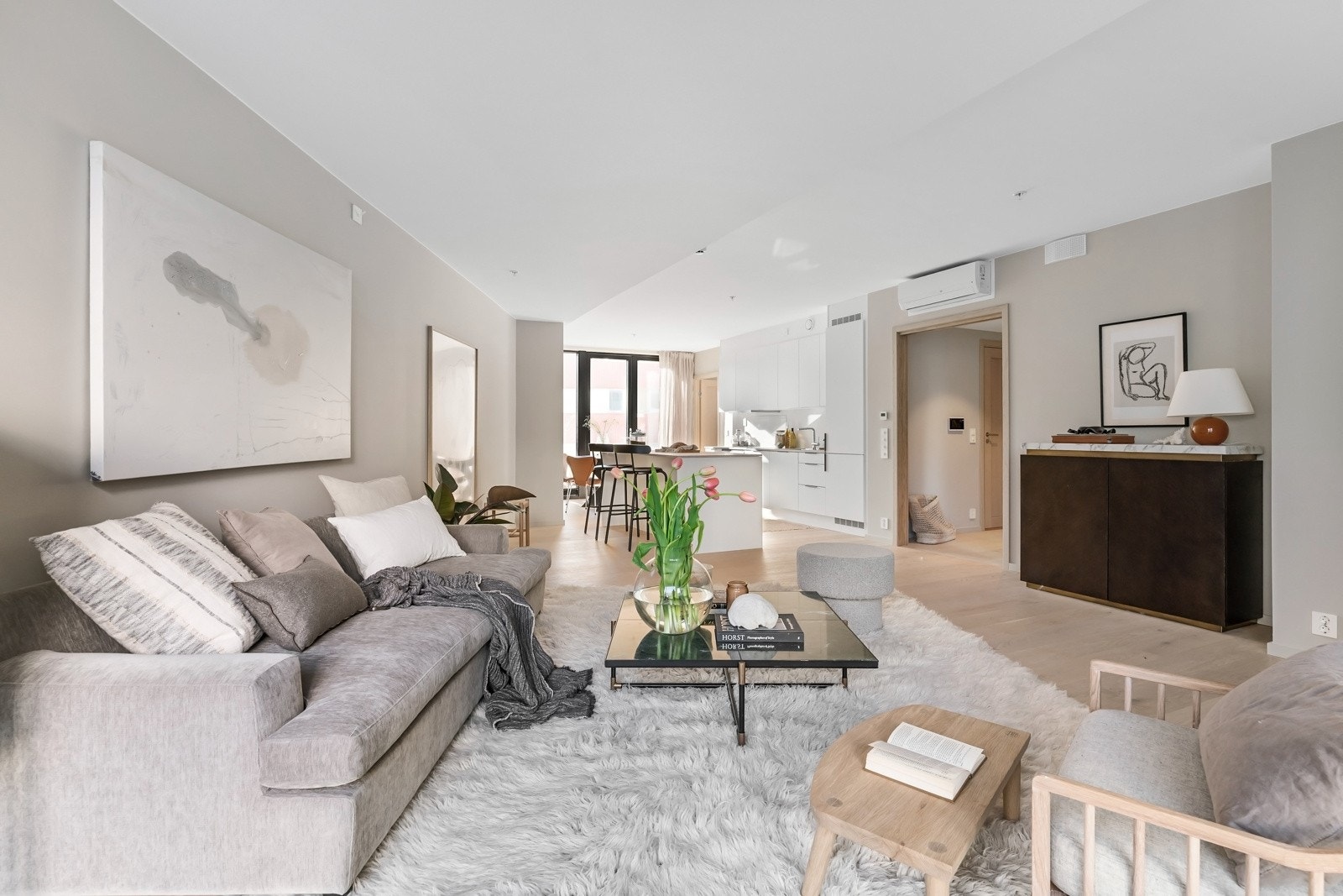 Her er det god plass til sofaløsning, tv-møbel, kontorløsning e.l. Galleribilde