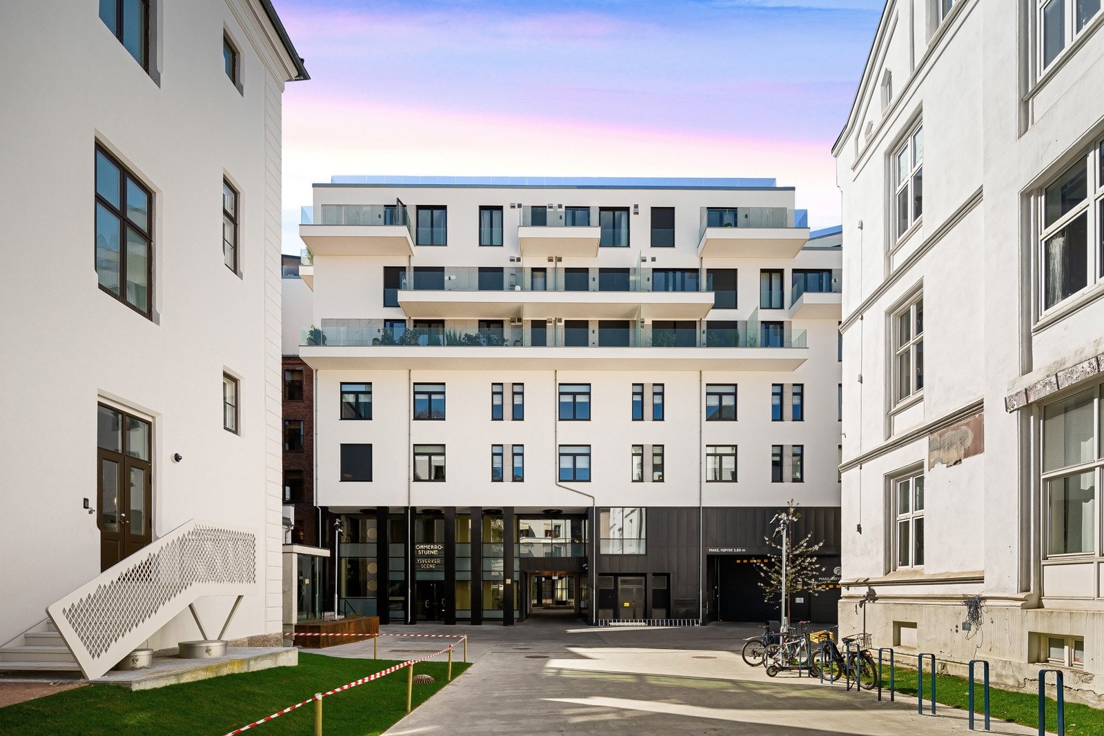 Leilighetsbyggene er konstruert slik at det nye Sommerrokvartalet omslutter en felles bakgård med steinlagte gangarealer, sittebenker, trær og diverse fine beplantninger. Galleribilde