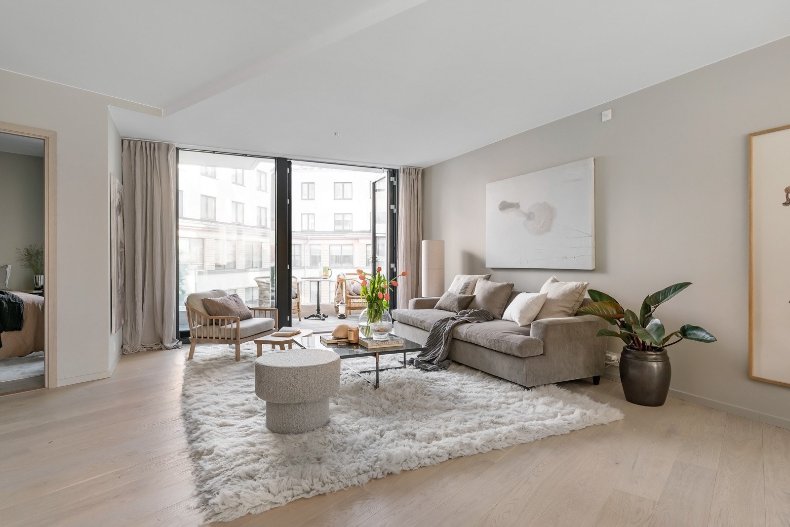 Stuen er stor og innbydende med enstavs parkettgulv og lyse, harmoniske fargevalg som sammen gir rommet en rolig atmosfære. Galleribilde