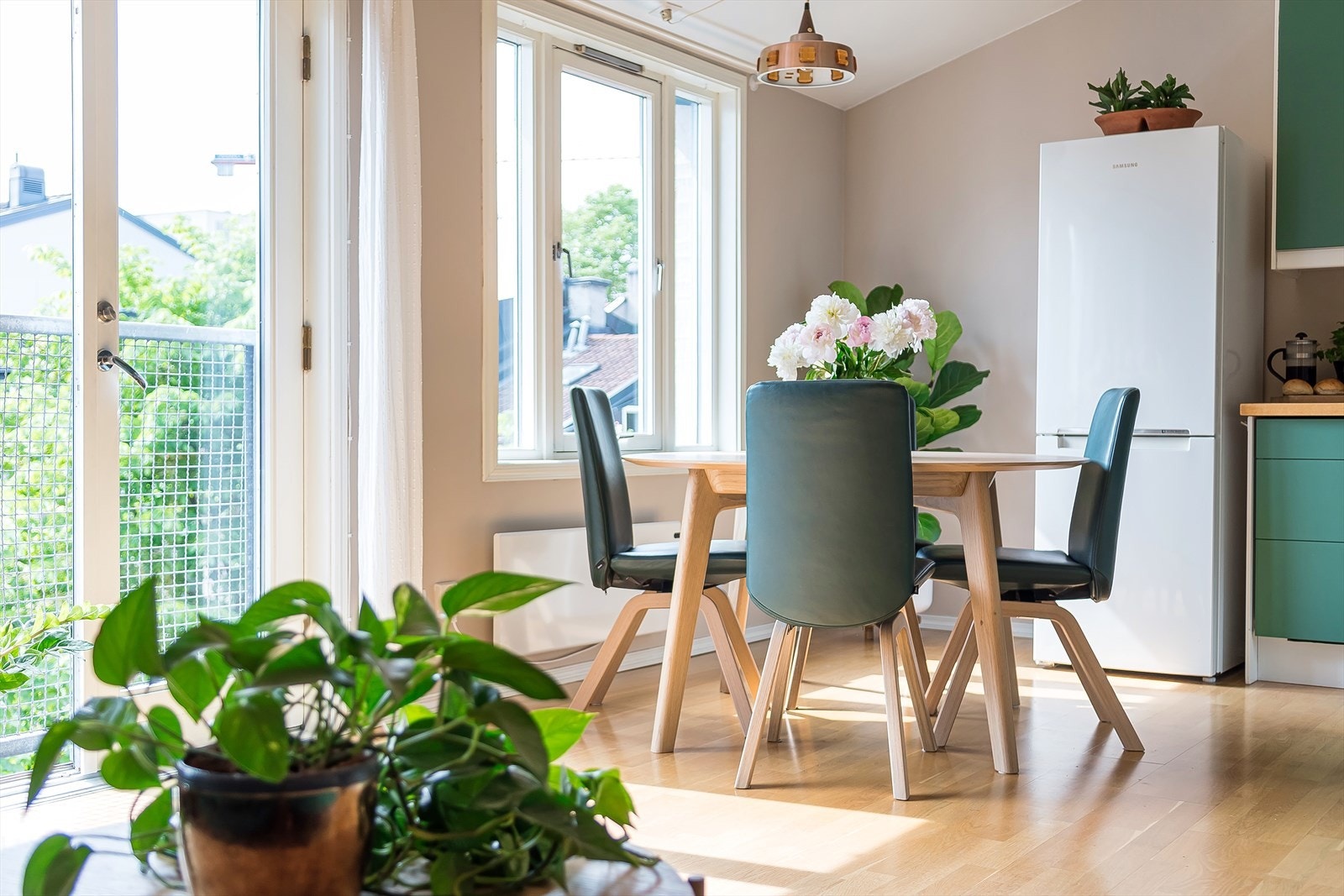 Stue-kjøkkenløsningen har god plass til spisebord og annen innredning i tillegg til sofa- og tv-kroken. Galleribilde