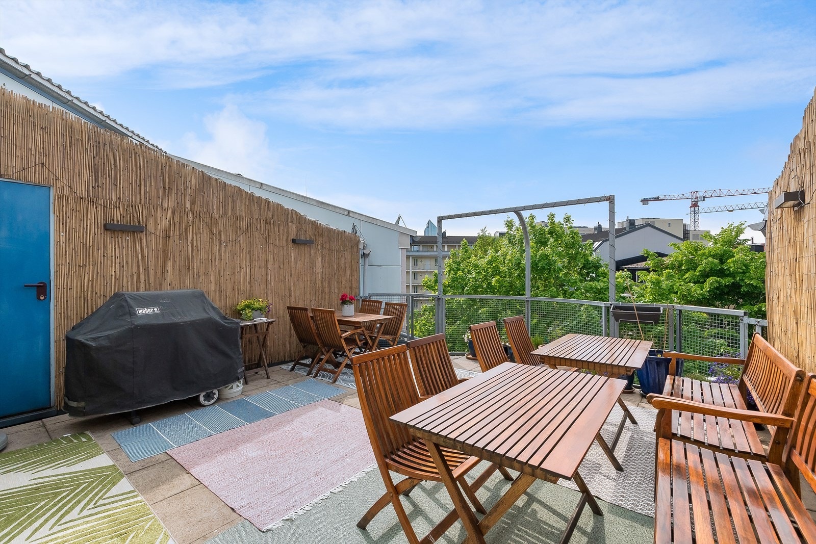 Borettslaget sin takterrasse har felles grill og urteplanter på takterrassen. Galleribilde