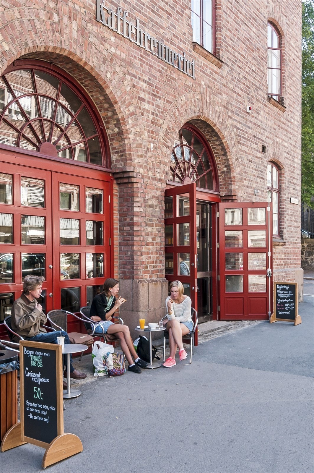 Dagens første ferskbryggede kaffekopp kan nytes på Kaffebrenneriet i den gamle brannstasjonen, kun få minutter unna. Galleribilde