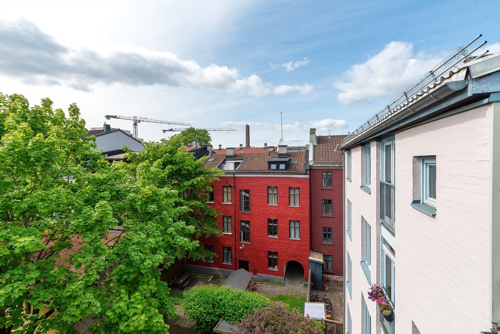 Nyt morgenkaffen eller kveldssolen fra takterrassen med fritt utsyn over frodig bakgård. Galleribilde