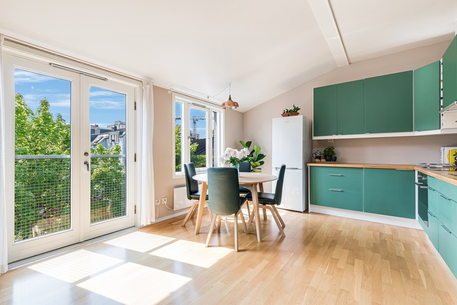 Leiligheten ligger meget fint til i 5.etasje, med mange store vindusflater som inviterer omgivelsene utenfor rett inn i din egen stue. Galleribilde