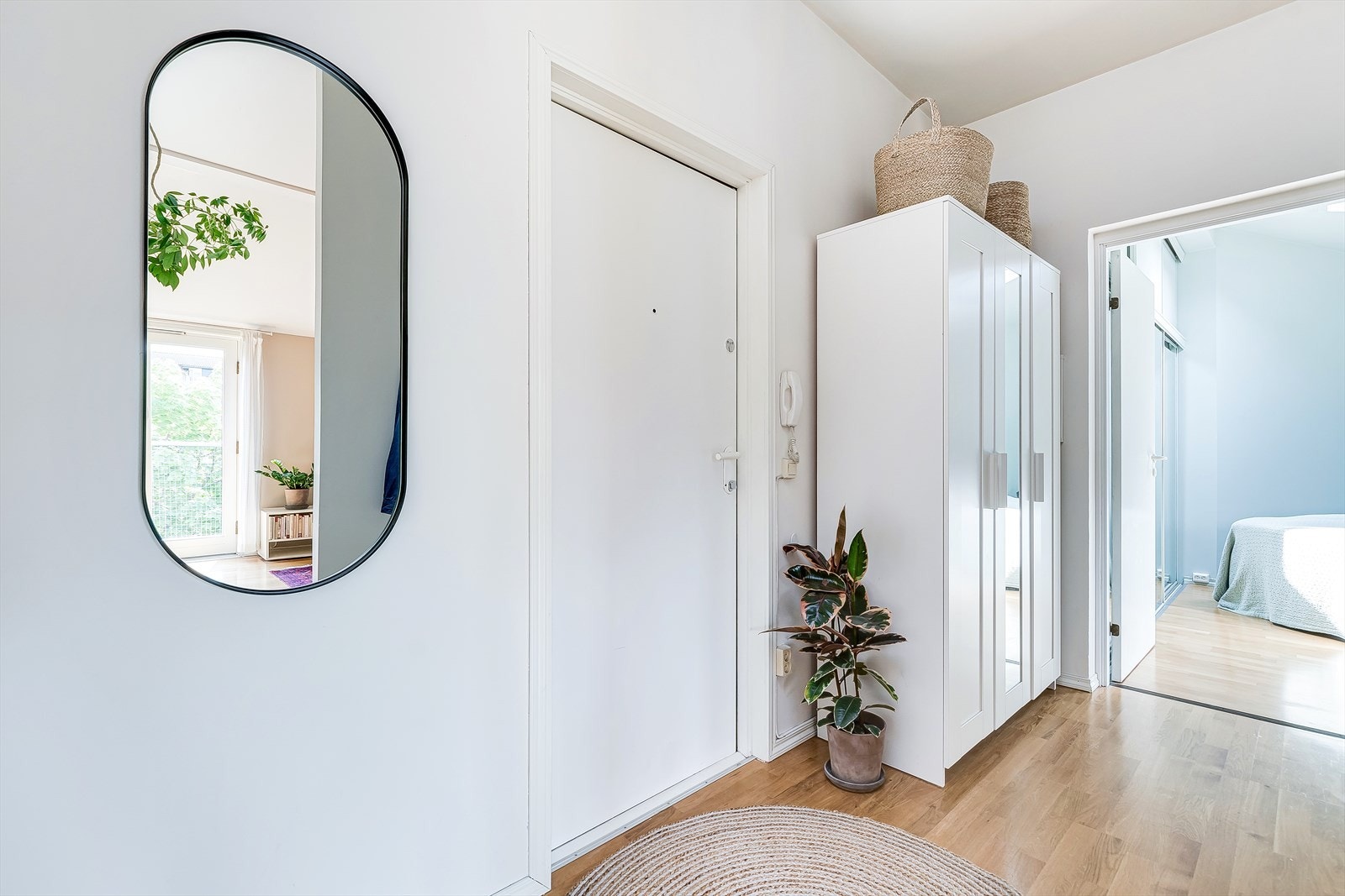 Første møte med boligen er en lys og hyggelig entré med god plass til oppbevaring. Galleribilde