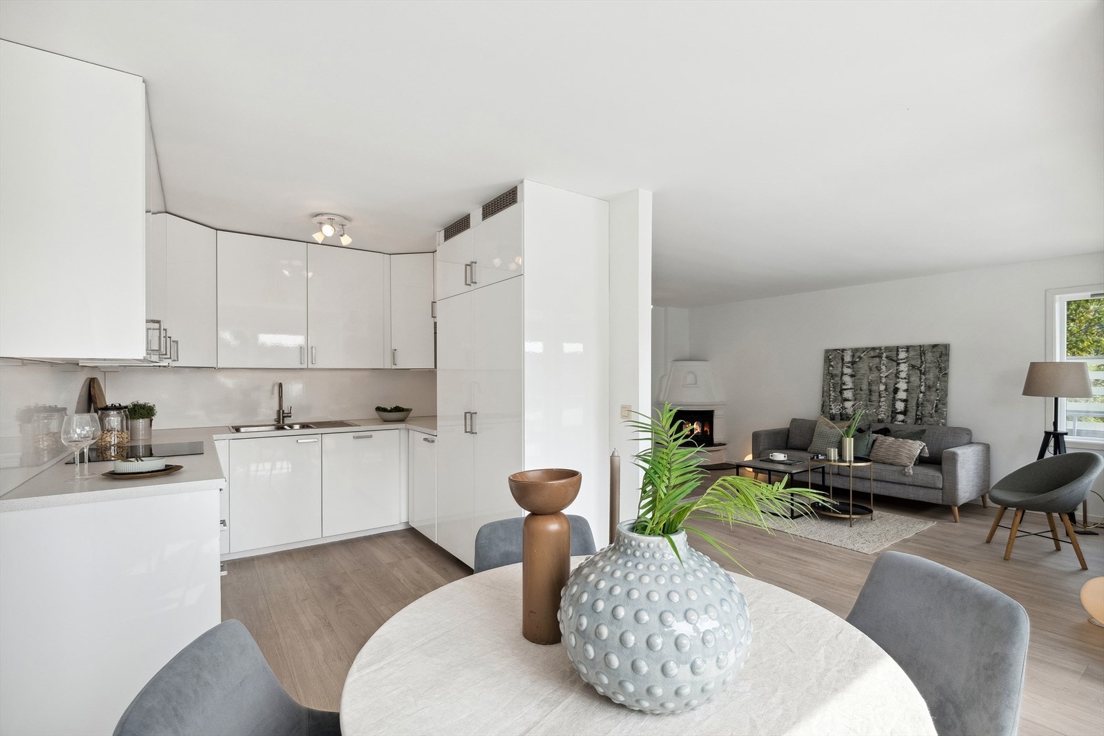 Benke- og overskap med slette fronter, benkeplate av laminat og laminatplate på vegg over benk. Galleribilde