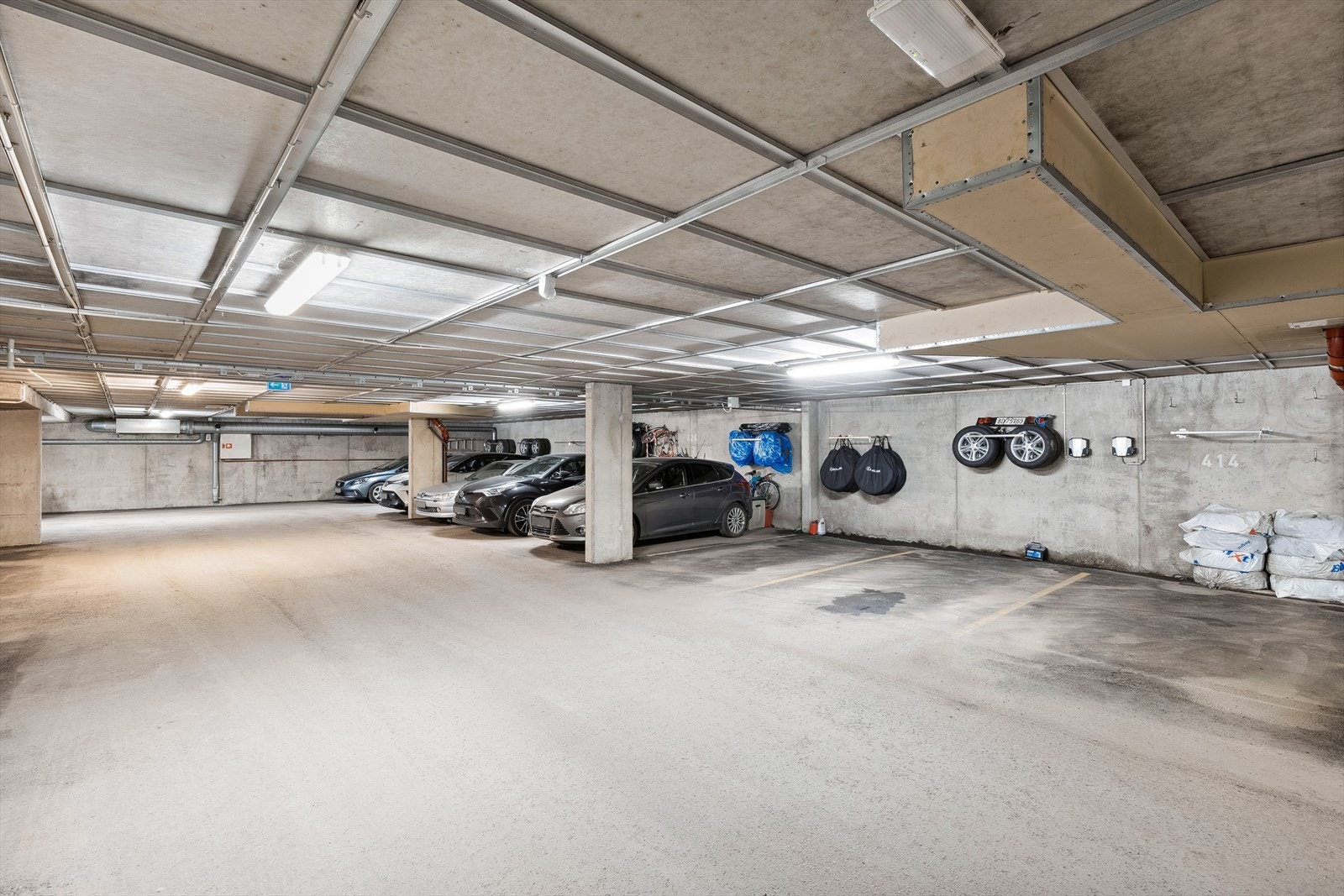 Romslig garasjeplass med elbil-lader. Galleribilde