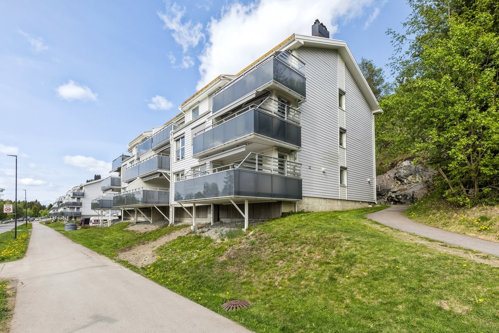 Her i høy 1. etasje på enden ligger leiligheten. Det er både trappefri adkomst fra veien her, samt fra garasjeplassen via heis. Galleribilde