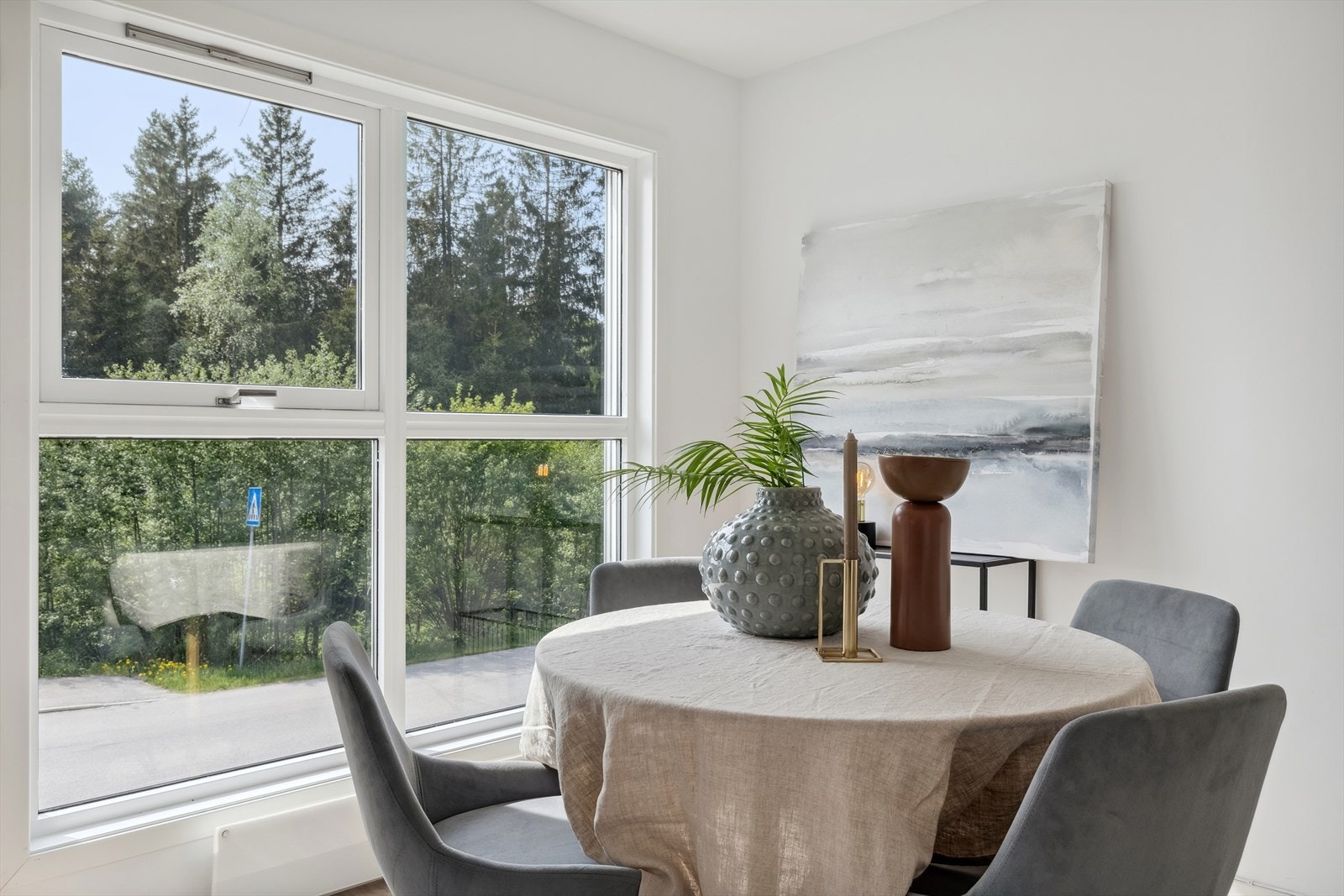 En meget innbydende spiseplass ved store vindusflater som slipper inn både lys og natur. Galleribilde