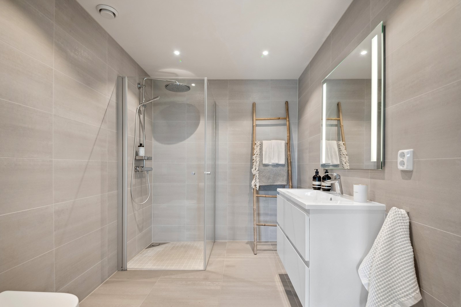 Grohe rainshower og håndholdt dusj, speil med lys og vegghengt wc Galleribilde