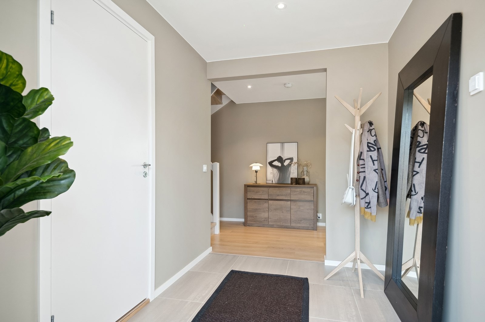 Velkommen inn! Fllislagt entré med plass til garderobeoppheng Galleribilde