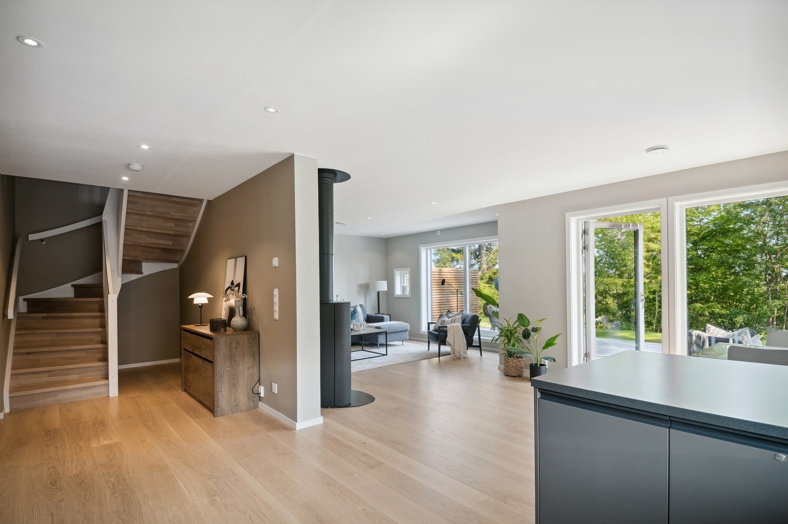 Hall/trappegang med plass til garderobeskap/kommoder og den åpne løsningen gir et lyst og luftig rom Galleribilde