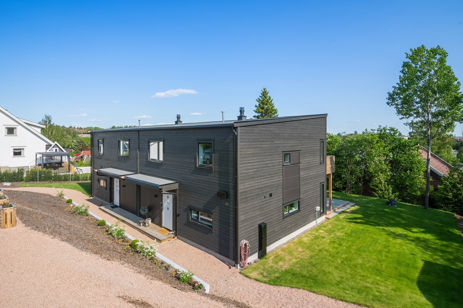 Gruset gårdsplass med god plass til to biler for hver seksjon, det er avsatt plass til en garasje for hver. Det er lagt strømkabler til gårdsplassen for kobling til lader til el-bil. Galleribilde