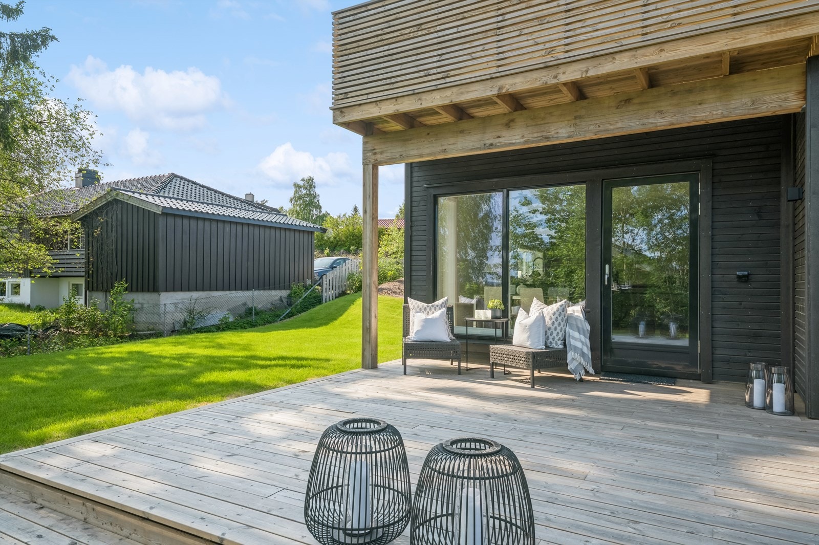 Sol til langt utpå kvelden også langs enden av huset! Galleribilde