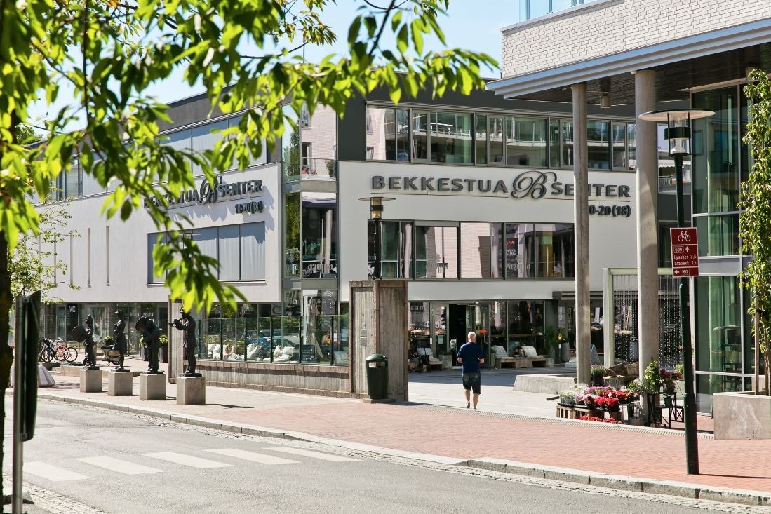 Bekkestua har et godt utvalg av forretninger, hyggelige spisesteder og servicefunksjoner - nyt varme sommerdager med
en iskaffe på torget Galleribilde