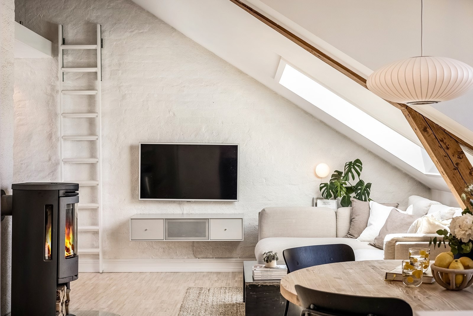 TV-stue med peisovn. Galleribilde