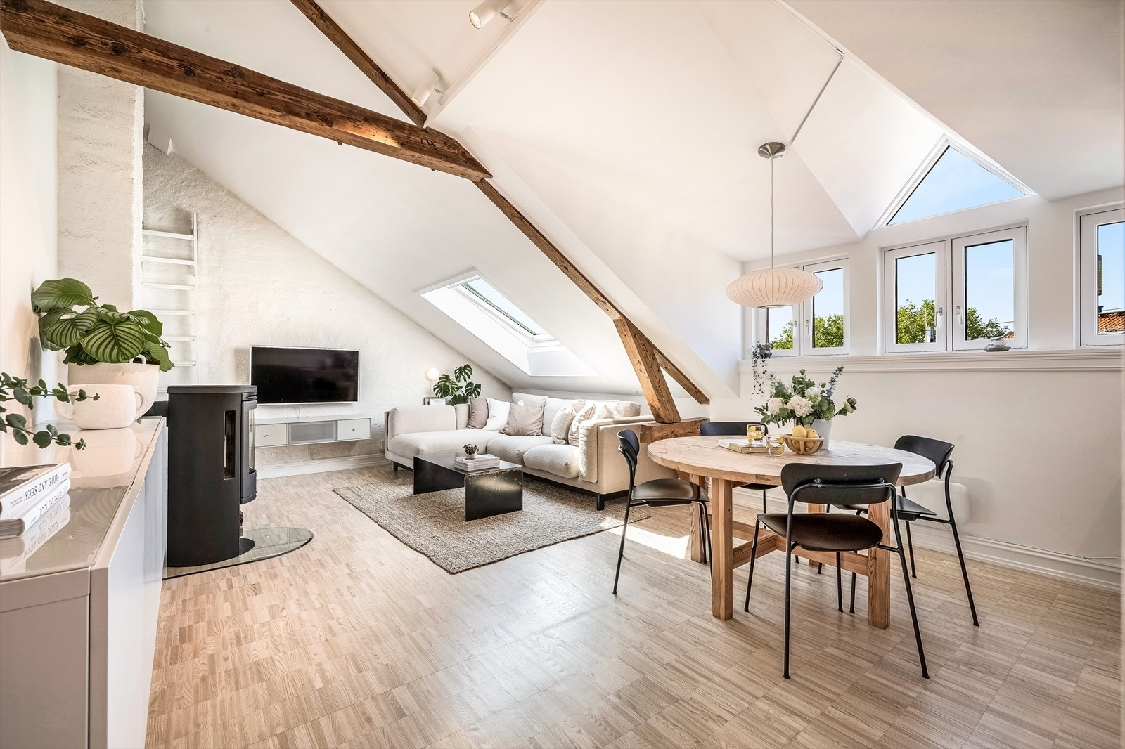 God plass til sofagruppe og spisebord uten at det demper romfølelsen. Galleribilde