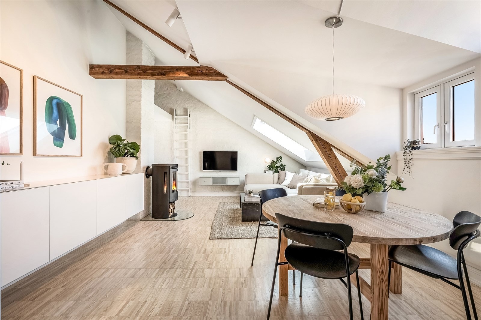 Mellom stue og spisestuen er det energieffektiv peisovn som varmer god på kalde høst- og vinterkvelder. Galleribilde