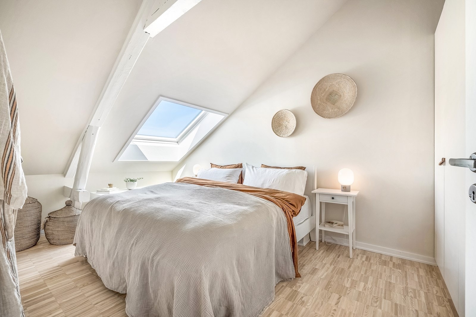 Trivelig hovedsoverom med god plass til 180 cm bred dobbeltseng og nattbord. Galleribilde