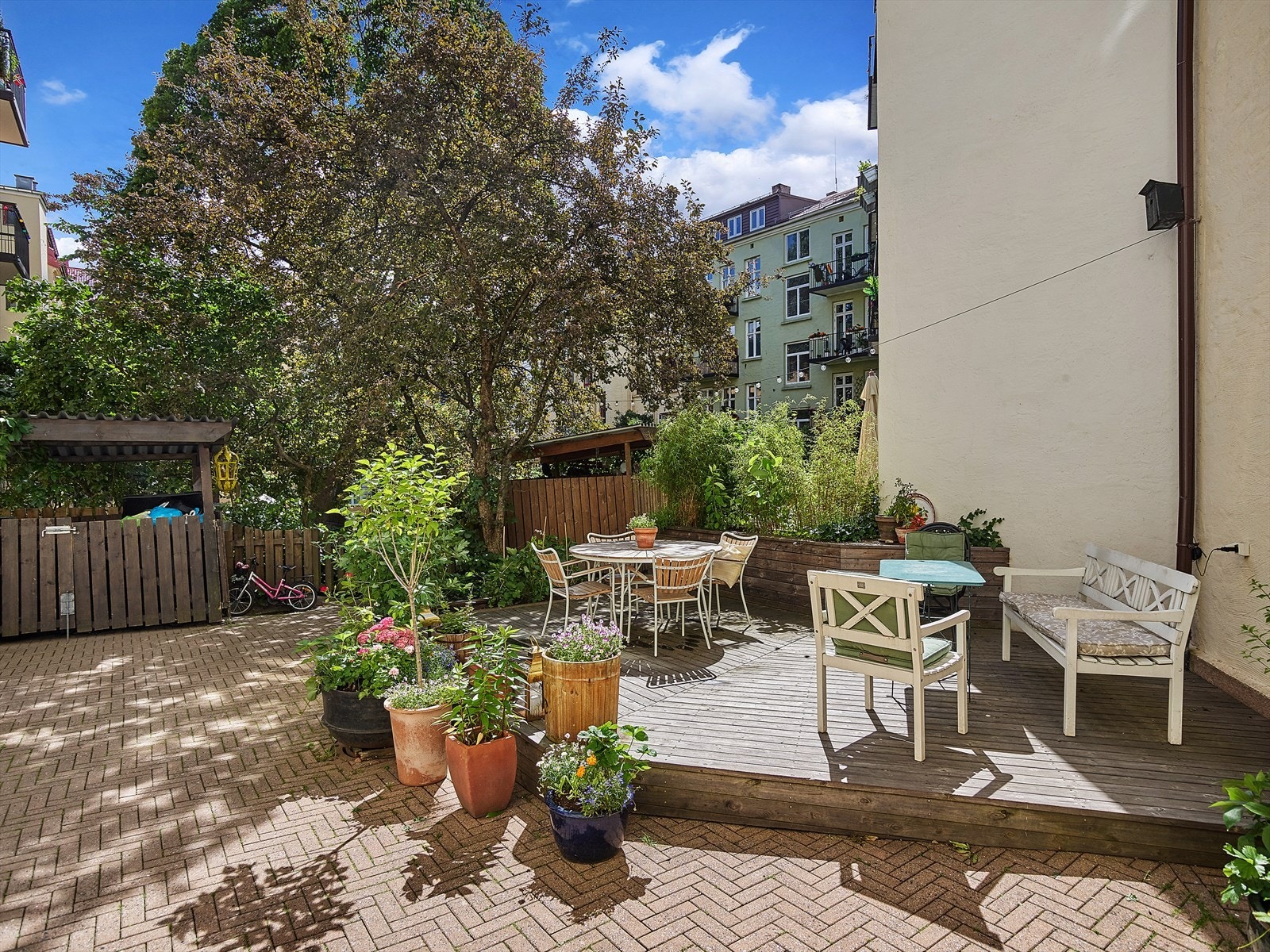 Hyggelig bakgård med sitteplasser. Galleribilde