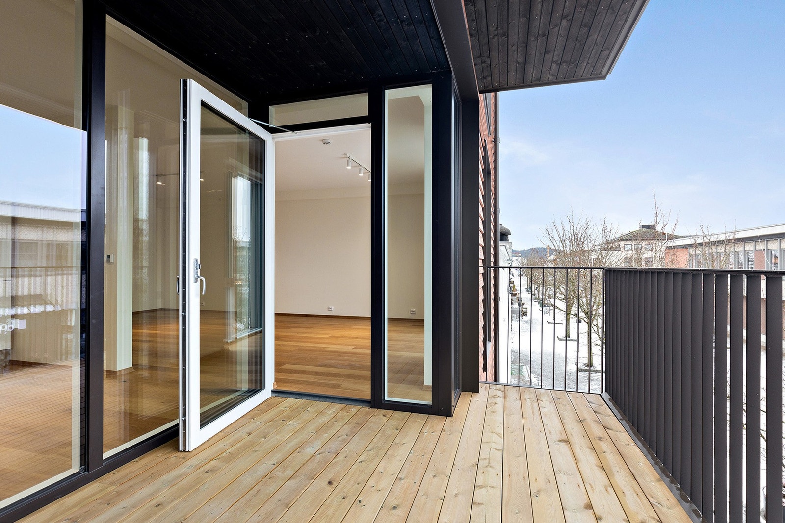 Leiligheten har en stor veranda med gode solforhold. Galleribilde