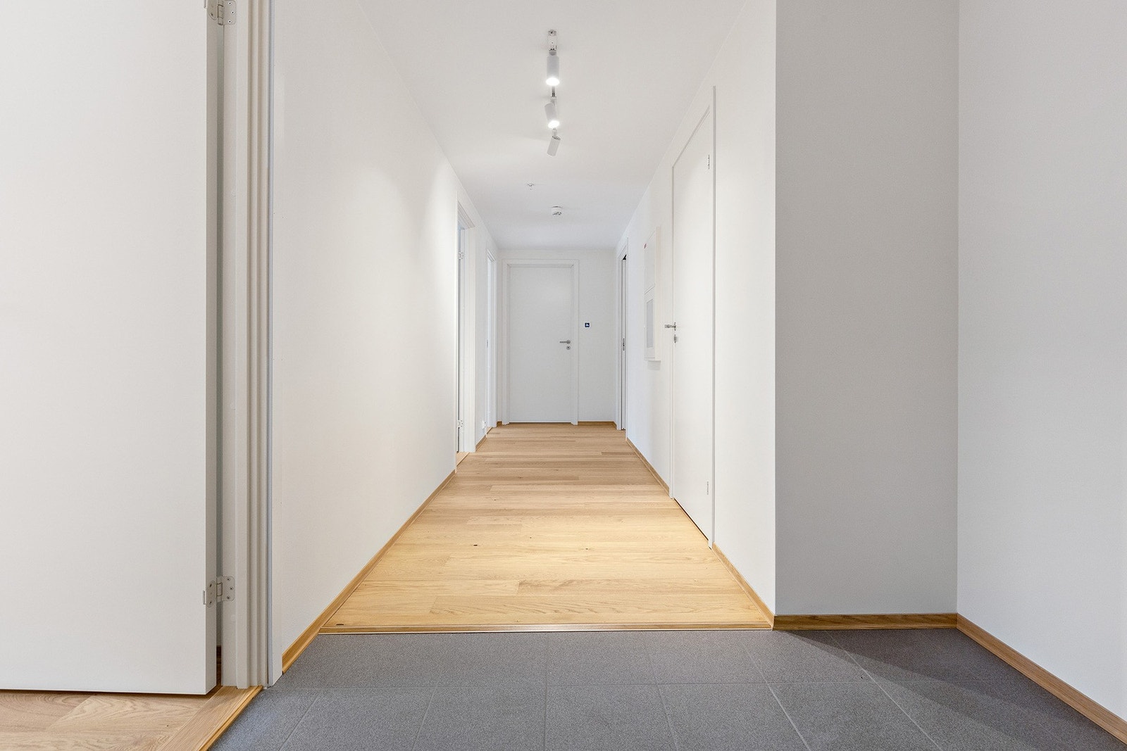 Første del av entre er flislagt og har gulvvarme. Galleribilde