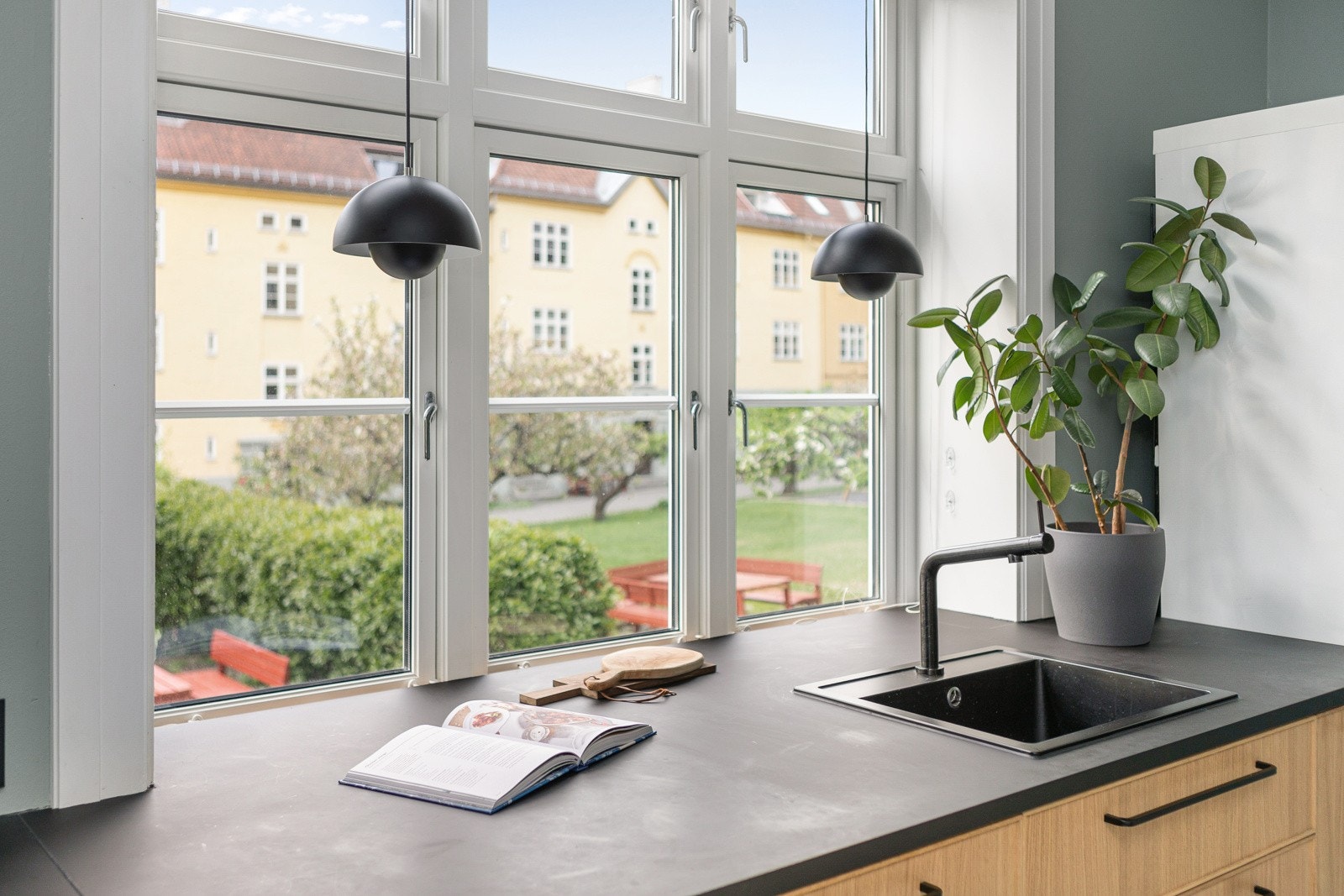 Idyllisk utsyn fra kjøkkenbenken mot en av Torshovs flotteste gårdsrom. Galleribilde