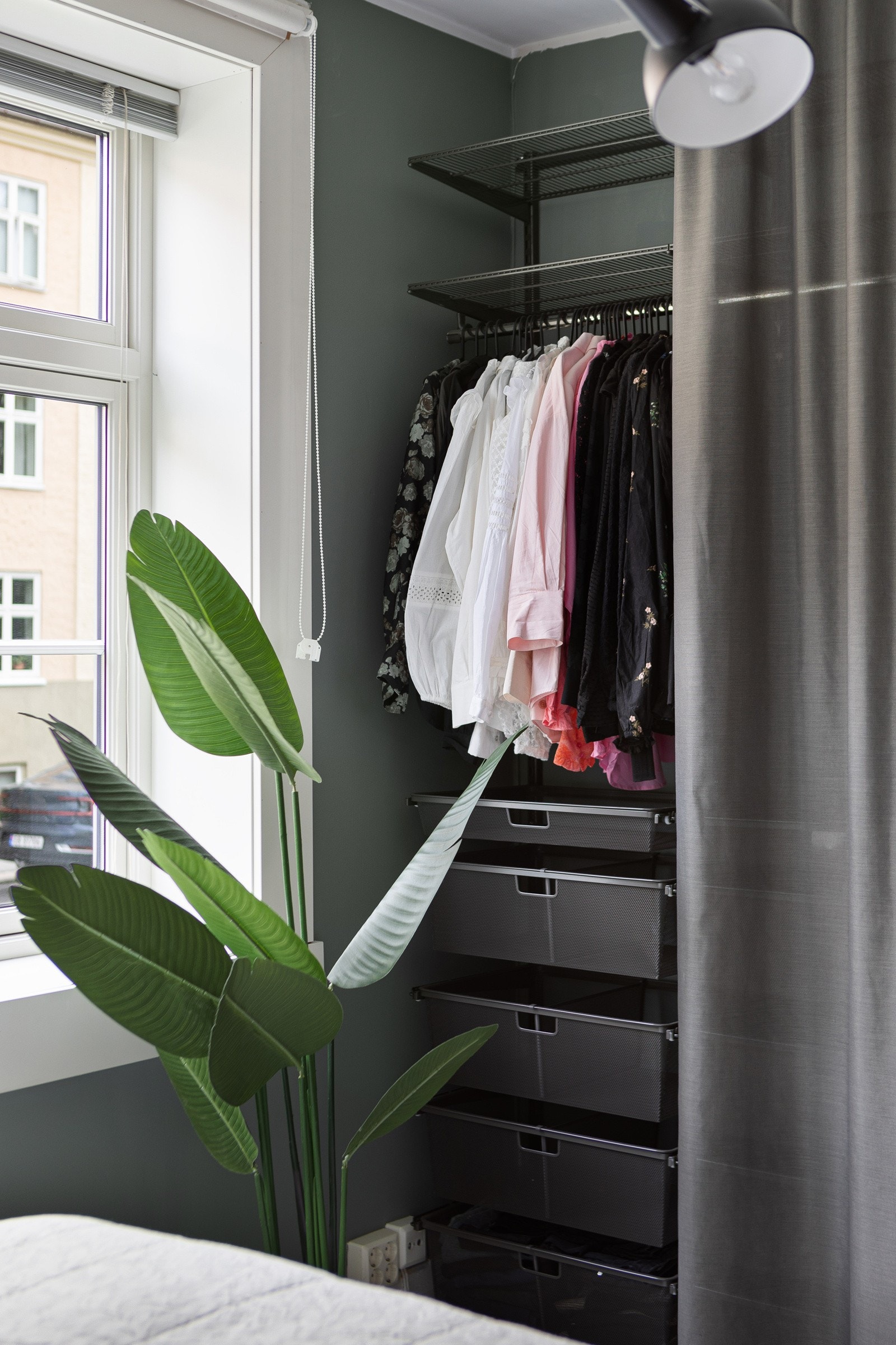 Garderobe innredet med både hyller, heng og skuffer. Galleribilde
