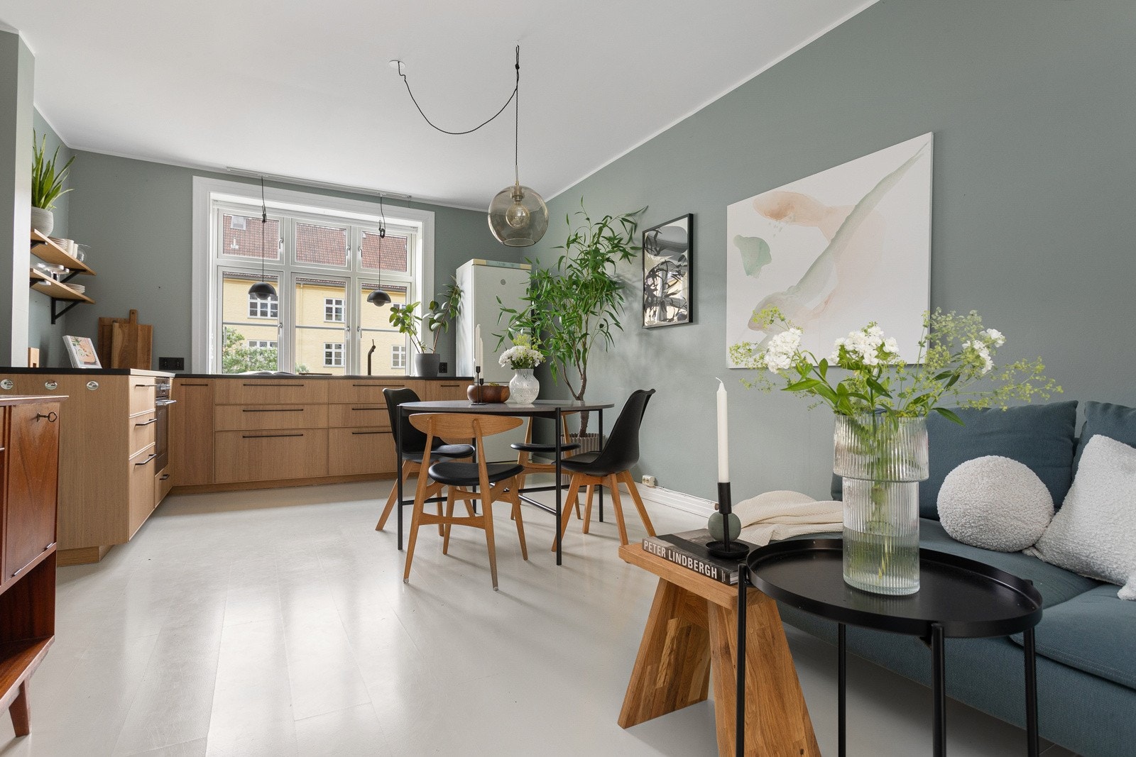Fin plass til spisebord i en naturlig del av rommet. Her kan du invitere venner og familie til hyggelige lag! Galleribilde
