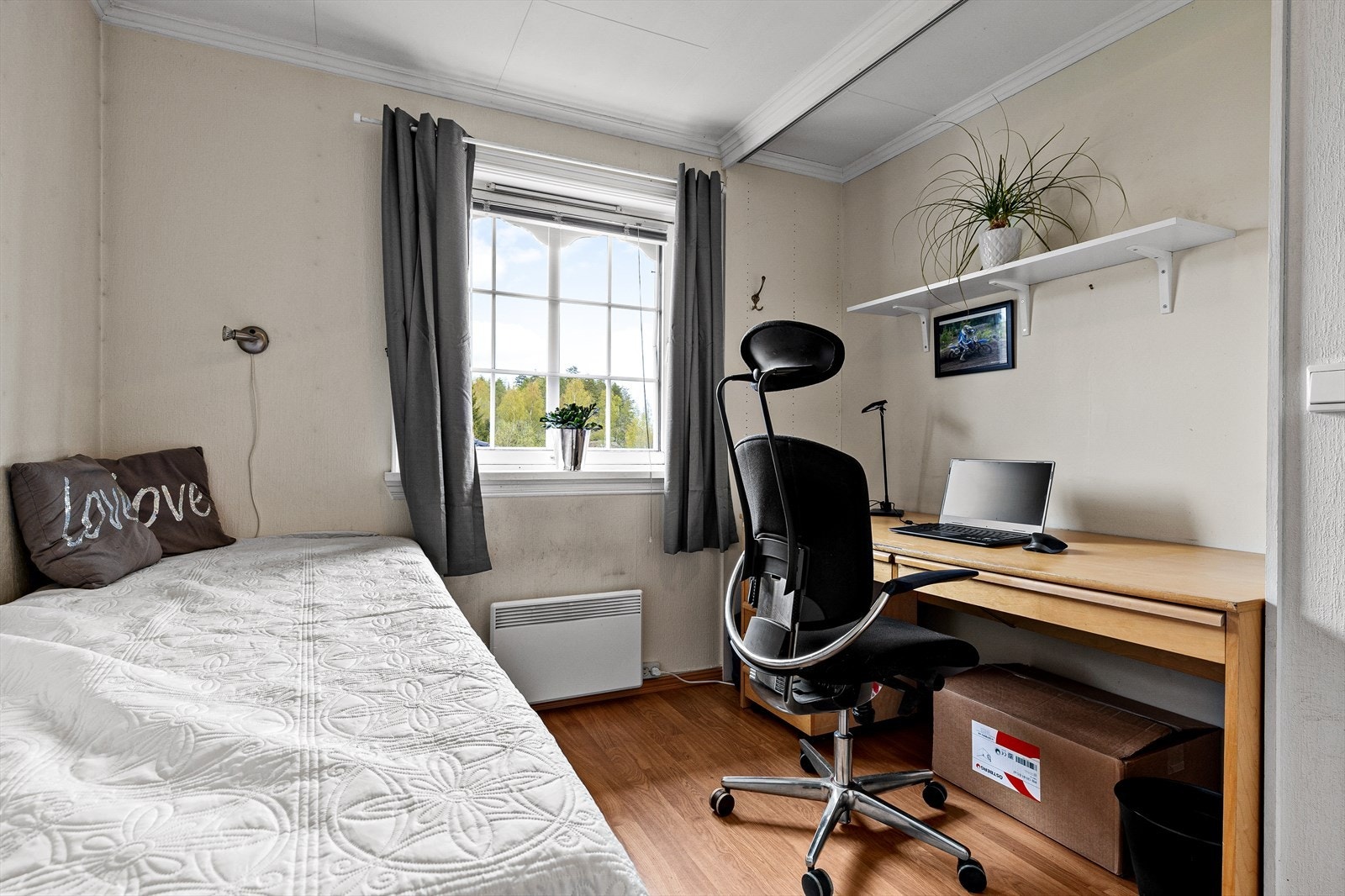 Hoveddelen har 3 soverom mens det også er et soverom i utleiedelen. Soverom 3 har også plass til seng, garderobe og skrivebord. Galleribilde