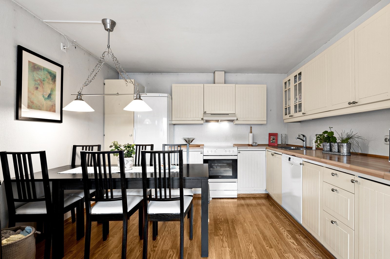 Stort kjøkken med god skap- og benkeplass. Kjøkkenet har profilerte fronter og laminert benkeplate. Det er frittstående hvitevarer som komfyr, kjøl/fryseskap og oppvaskmaskin. Galleribilde