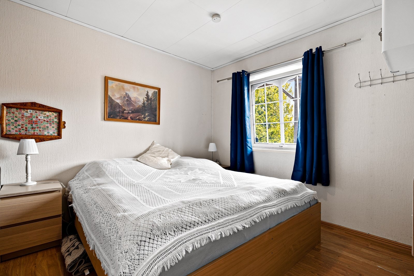 Stort soverom i utleiedelen med god plass til dobbeltseng, nattbord og garderobe. Galleribilde